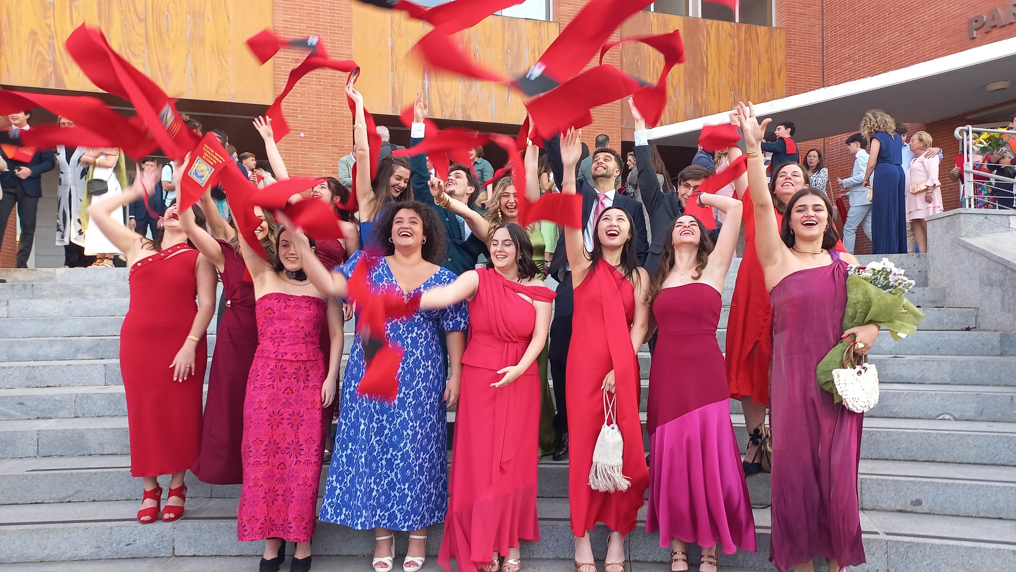 🌍🎓 ¡Orgullo UPO!Hoy felicitamos con todo nuestro cariño a quienes ayer vivisteis una jornada inolvidable en vuestra ceremonia de graduación:✨ Promoción 2021–2025 del Grado en Relaciones Internacionales⚖️🌐 Promoción 2020–2026 del Doble Grado en Relaciones Internacionales y Derecho🗳️🌐 Promoción 2020–2025 del Doble Grado en Relaciones Internacionales y Ciencias Políticas y de la Administración¡Gracias por formar parte de esta comunidad que mira al mundo con compromiso, conocimiento y vocación de cambio!Enhorabuena por vuestra graduación. El futuro ya es vuestro ☺️#GraduaciónUPO #RelacionesInternacionales #Derecho #CCPolíticas #LaOlavideEresTú #UniversidadPablodeOlavide