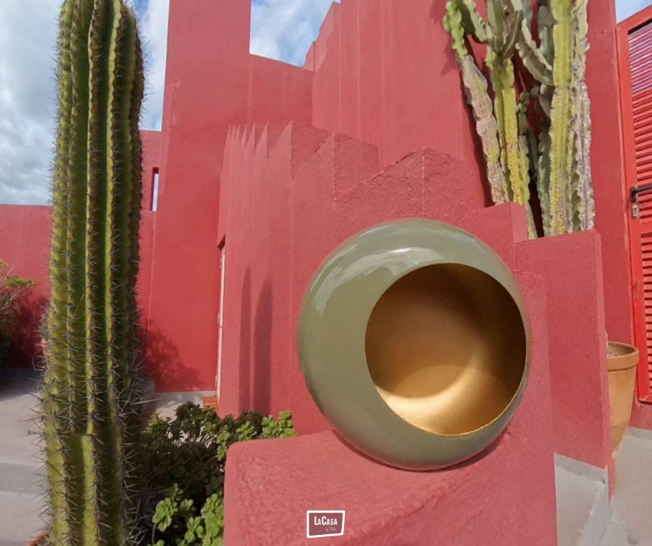 ¡Un diseño que juega con la luz y las sombras!
Nuestro portavelas esmaltado combina el exterior en tono verde oliva satinado con un interior dorado que refleja la luz de la vela creando un ambiente cálido, sofisticado y lleno de calma. 🧘♀️
Descúbrelo en → lacasabynola.com
----
A design that plays with light and shadow!
Our glazed candle holder combines a satin olive green exterior with a golden interior that reflects the candlelight, creating a warm, sophisticated, and serene atmosphere. 🧘♀️
Discover it at →lacasabynola.com
-
-
#lacasabynola #homestyle #OnlineShopping #decor #tiendaonline #interiordesign #costablanca