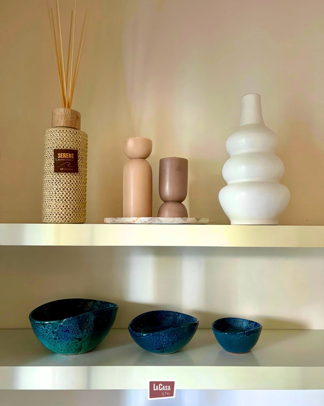 ¡Foto preciosa tomada por @raquelsanchezstyle en su nuevo pisito, donde cada detalle cuenta! 😍
¡Velas que aportan calidez, ambientador de varillas que envuelve el espacio con un delicado aroma a vainilla, set de tres bols artesanales súper bonitos y un jarrón hecho a mano con cariño que completan la armonía y equilibrio! ---> www.lacasabynola.com 🏡🤍
-
-
-
#lacasabynola #homedecor #interiordesign #homeinspo #DecoLovers #decoracion #HogarConEstilo