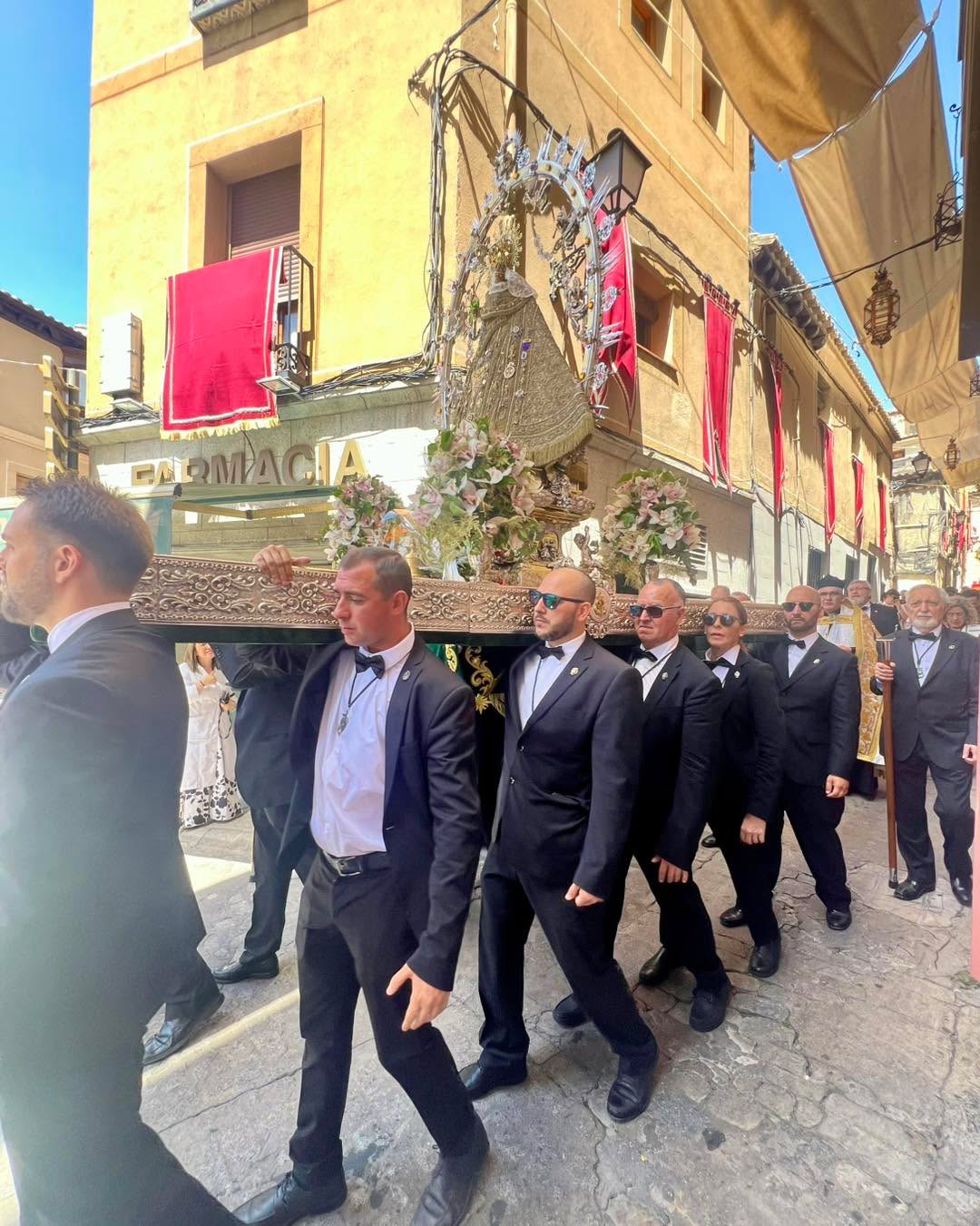 ¡Toledo está espectacular estos días!😍
🎯Las calles decoradas para el Corpus y el ambiente en toda la ciudad hacen que sea uno de los mejores momentos del año para visitarla.
‼️Además, este año se celebran los 800 años del inicio de la construcción de la Catedral Primada de Toledo. Historia, tradición y una ciudad más bonita que nunca. #toledo #corpustoledo2026 #toledoturismo #catedraltoledo800años