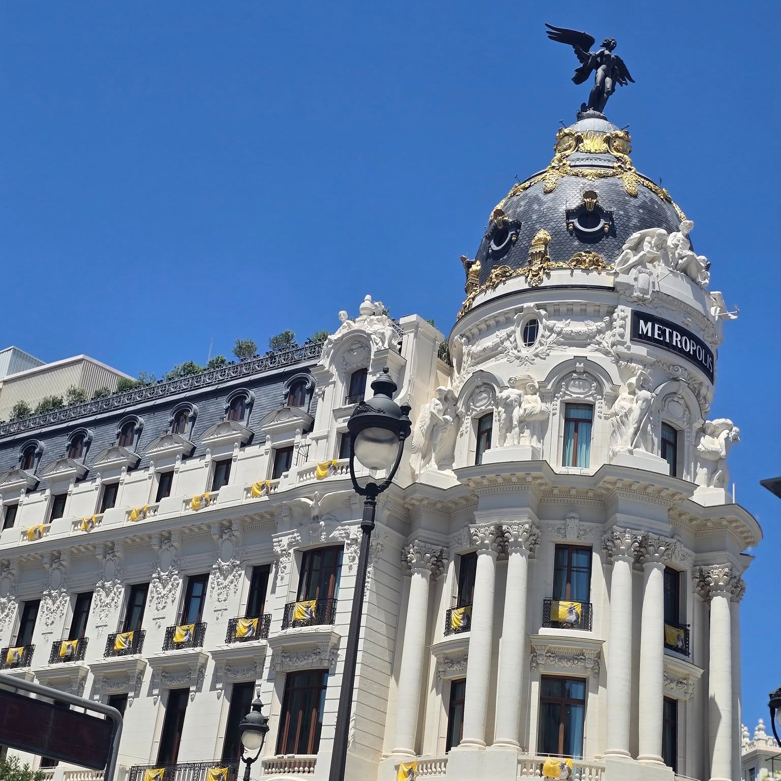 ¡La llegada del Papa Leon XIV viste a Madrid de blanco y amarillo!
Madrid está viviendo un momento histórico con la visita apostólica del Papa León XIV. La ciudad se ha transformado por completo para recibir a miles de peregrinos de todo el mundo.
El acto central: la Santa Misa y Procesión del Corpus Christi en la emblemática Plaza de Cibeles, donde se calcula que asistirán un millón de personas.
Y para cerrar con broche de oro, el Estadio Santiago Bernabéu se transformará en una gigantesca catedral para acoger la gran fiesta de la fe diocesana.
¡Bienvenido a Madrid!
#Madrid#visitasprivadasenMadrid#España
#PapaLeonXIV #MadridConElPapa #VisitaApostolica #AlzadLaMirada #IglesiaCatolica #MadridSacro #CorpusChristi #SantiagoBernabeu #PapaEnMadrid #Fieles #juventudcatolica