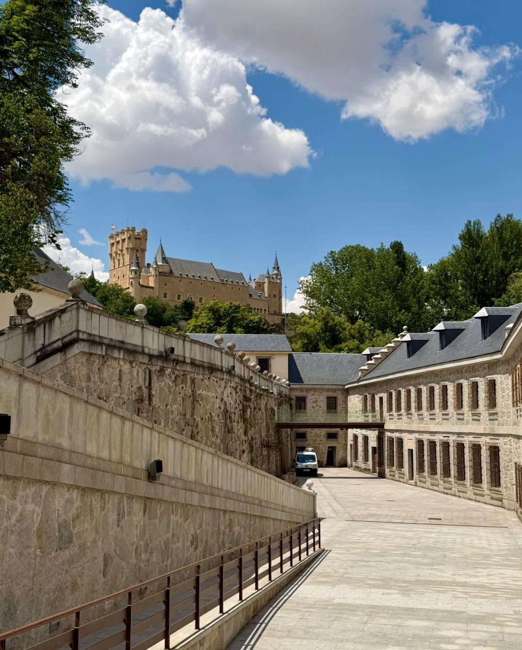 Segovia no es solo su impresionante Acueducto , su catedral y su majestuoso Alcázar.
‼️La ciudad también esconde maravillosos rincones naturales, como los valles del Clamores y del Eresma, donde se puede disfrutar de agradables paseos entre ríos, vegetación y unas vistas únicas.
🎯Si os apetece descubrir una Segovia diferente, más tranquila y auténtica, estaremos encantados de enseñaros estas joyas escondidas. 🌿🏰✨
#privatetours #madridtravelprivatetours #segovia #valledelclamores #valledeleresma #visitspain #arteynaturaleza
