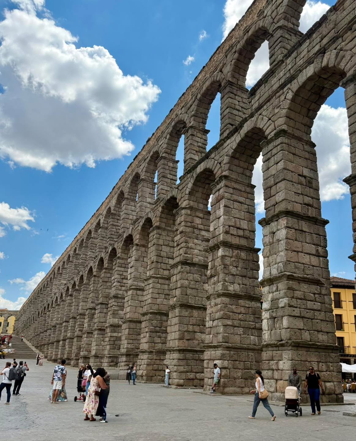 Segovia no es solo su impresionante Acueducto , su catedral y su majestuoso Alcázar.
‼️La ciudad también esconde maravillosos rincones naturales, como los valles del Clamores y del Eresma, donde se puede disfrutar de agradables paseos entre ríos, vegetación y unas vistas únicas.
🎯Si os apetece descubrir una Segovia diferente, más tranquila y auténtica, estaremos encantados de enseñaros estas joyas escondidas. 🌿🏰✨
#privatetours #madridtravelprivatetours #segovia #valledelclamores #valledeleresma #visitspain #arteynaturaleza