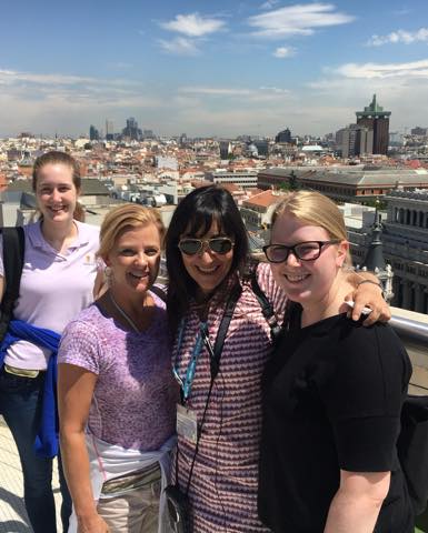 😎¿Buscas un plan diferente para escapar del calor en Madrid?
🎯 Descubre el Refugio Climático del Círculo de Bellas Artes, un espacio gratuito y fresco donde jugar con los niños, descansar, leer o hacer una pausa durante las horas de más calor.
🫵 Tanto si eres madrileño como si visitas la ciudad, es una forma diferente de disfrutar de uno de los edificios más emblemáticos de Madrid. Y ya que estás allí, aprovecha su cafetería, sus exposiciones y su espectacular terraza con vistas a la ciudad. #madridespaña #madridcity #madrid #madridspain #refugioclimaticocirculobellasartes #refugioclimático #summerinmadrid #circulodebellasartes #climaterefugees