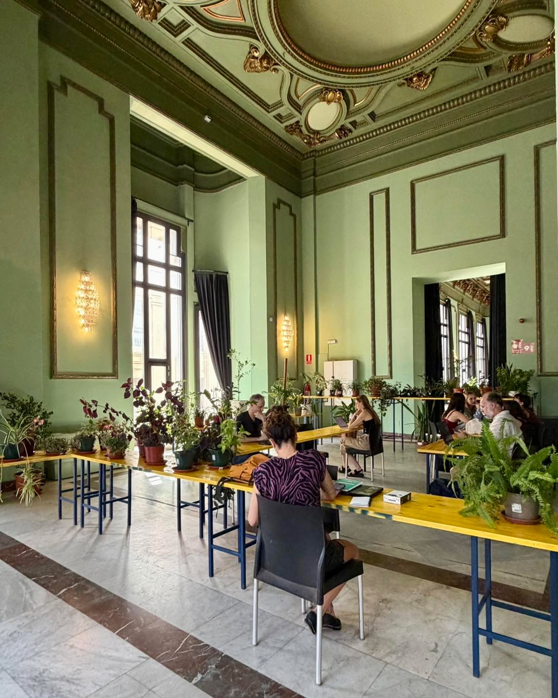 😎¿Buscas un plan diferente para escapar del calor en Madrid?
🎯 Descubre el Refugio Climático del Círculo de Bellas Artes, un espacio gratuito y fresco donde jugar con los niños, descansar, leer o hacer una pausa durante las horas de más calor.
🫵 Tanto si eres madrileño como si visitas la ciudad, es una forma diferente de disfrutar de uno de los edificios más emblemáticos de Madrid. Y ya que estás allí, aprovecha su cafetería, sus exposiciones y su espectacular terraza con vistas a la ciudad. #madridespaña #madridcity #madrid #madridspain #refugioclimaticocirculobellasartes #refugioclimático #summerinmadrid #circulodebellasartes #climaterefugees