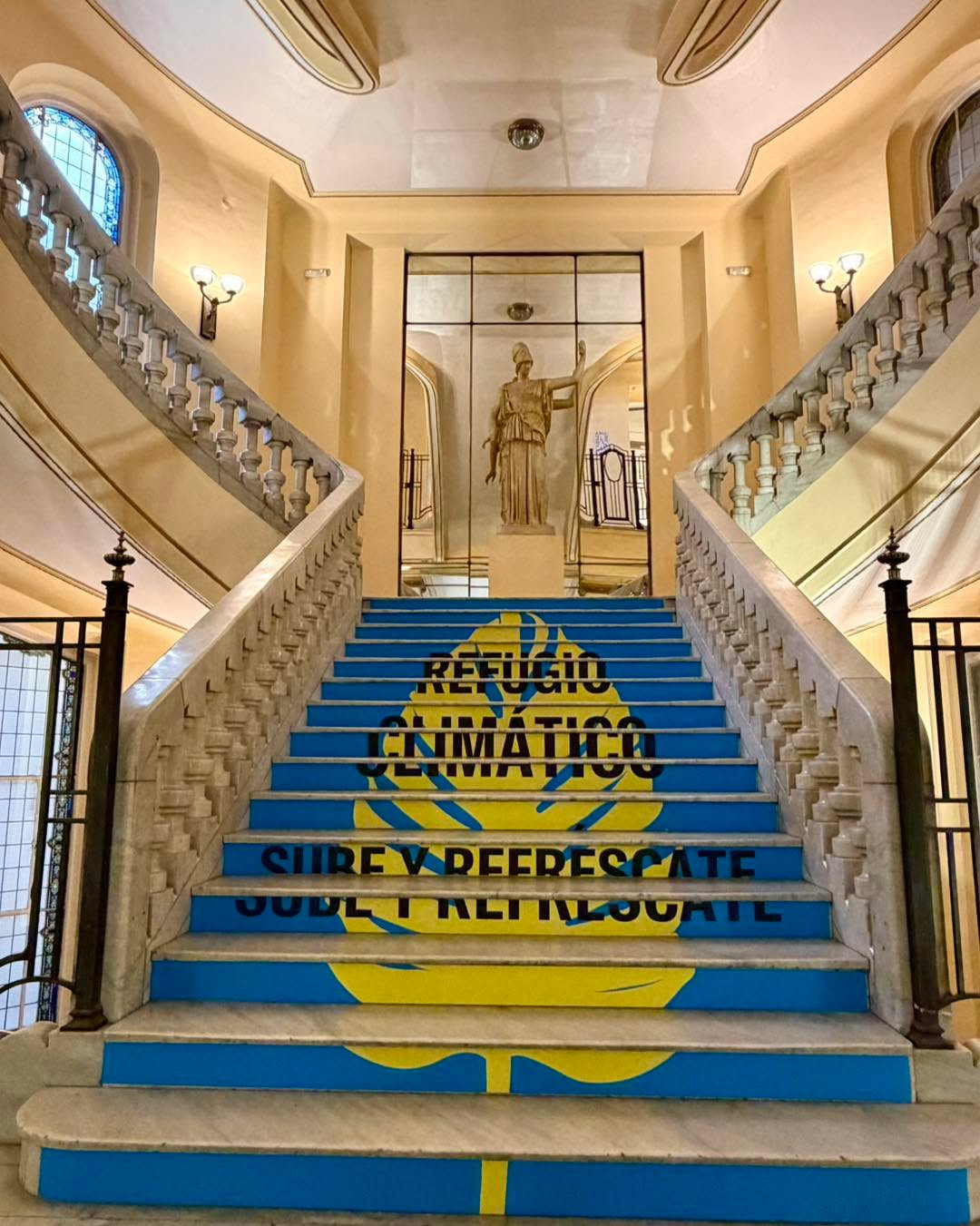 😎¿Buscas un plan diferente para escapar del calor en Madrid?
🎯 Descubre el Refugio Climático del Círculo de Bellas Artes, un espacio gratuito y fresco donde jugar con los niños, descansar, leer o hacer una pausa durante las horas de más calor.
🫵 Tanto si eres madrileño como si visitas la ciudad, es una forma diferente de disfrutar de uno de los edificios más emblemáticos de Madrid. Y ya que estás allí, aprovecha su cafetería, sus exposiciones y su espectacular terraza con vistas a la ciudad. #madridespaña #madridcity #madrid #madridspain #refugioclimaticocirculobellasartes #refugioclimático #summerinmadrid #circulodebellasartes #climaterefugees