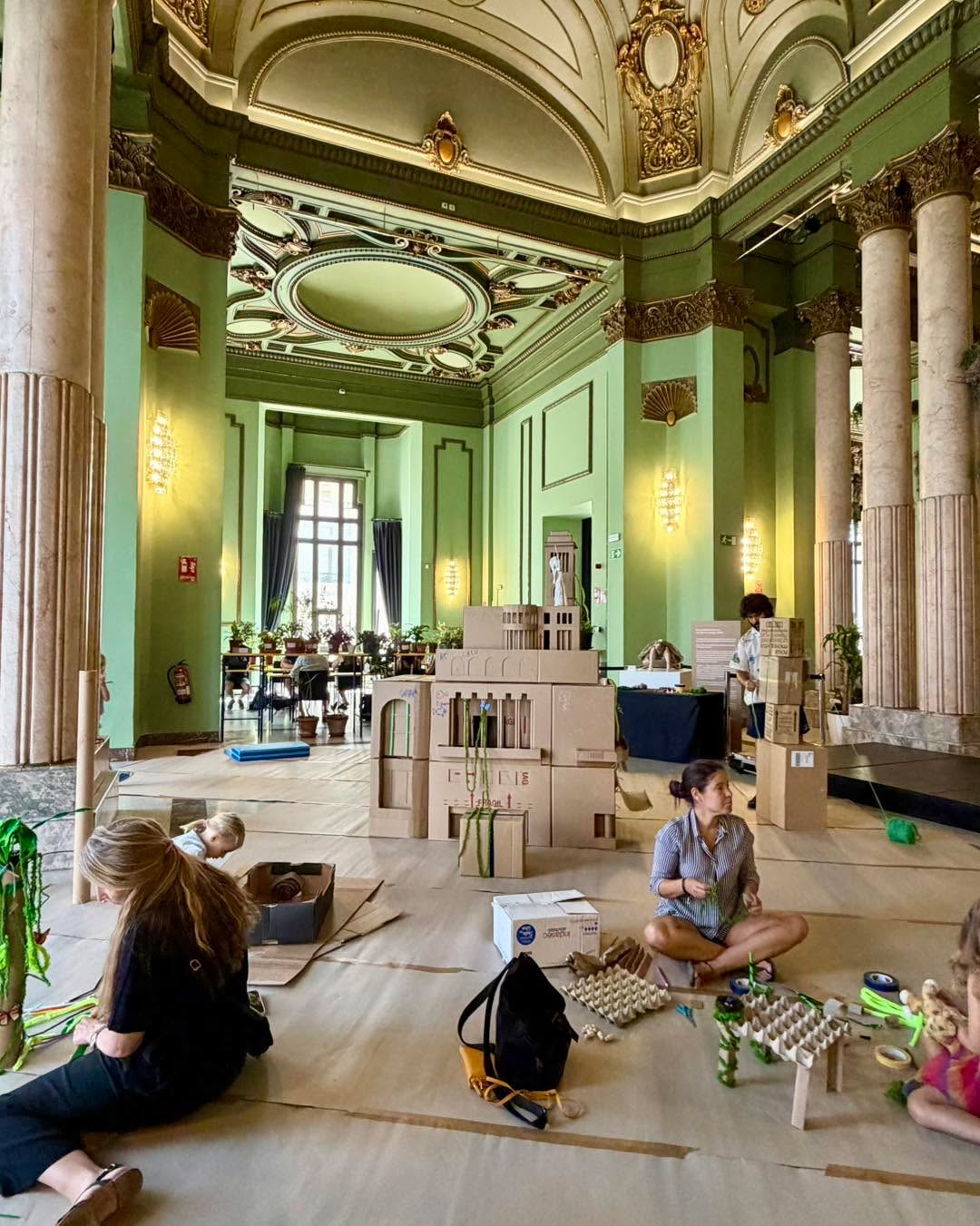 😎¿Buscas un plan diferente para escapar del calor en Madrid?
🎯 Descubre el Refugio Climático del Círculo de Bellas Artes, un espacio gratuito y fresco donde jugar con los niños, descansar, leer o hacer una pausa durante las horas de más calor.
🫵 Tanto si eres madrileño como si visitas la ciudad, es una forma diferente de disfrutar de uno de los edificios más emblemáticos de Madrid. Y ya que estás allí, aprovecha su cafetería, sus exposiciones y su espectacular terraza con vistas a la ciudad. #madridespaña #madridcity #madrid #madridspain #refugioclimaticocirculobellasartes #refugioclimático #summerinmadrid #circulodebellasartes #climaterefugees