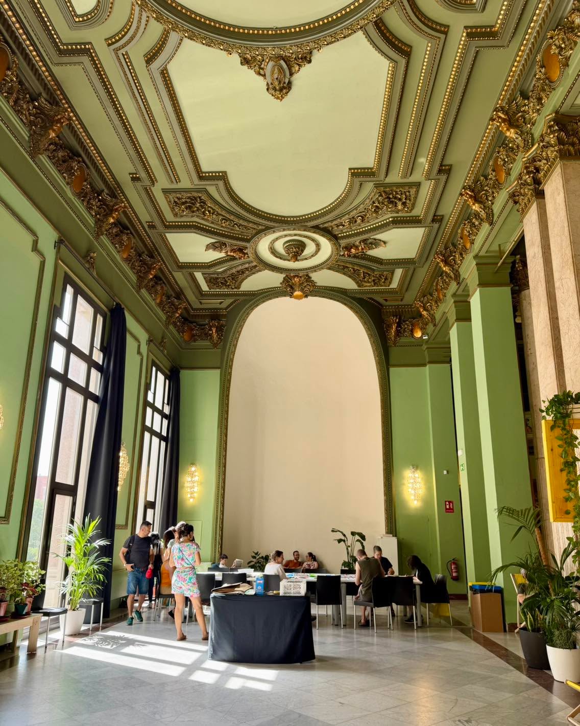 😎¿Buscas un plan diferente para escapar del calor en Madrid?
🎯 Descubre el Refugio Climático del Círculo de Bellas Artes, un espacio gratuito y fresco donde jugar con los niños, descansar, leer o hacer una pausa durante las horas de más calor.
🫵 Tanto si eres madrileño como si visitas la ciudad, es una forma diferente de disfrutar de uno de los edificios más emblemáticos de Madrid. Y ya que estás allí, aprovecha su cafetería, sus exposiciones y su espectacular terraza con vistas a la ciudad. #madridespaña #madridcity #madrid #madridspain #refugioclimaticocirculobellasartes #refugioclimático #summerinmadrid #circulodebellasartes #climaterefugees