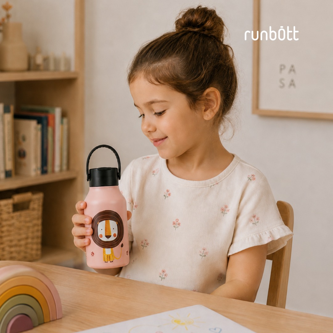 La vuelta al cole también puede estar llena de color, imaginación y pequeños compañeros de aventura. 🎒✨
La colección Little Zoo by Marta Munté acompaña cada día de cole con diseños adorables y llenos de personalidad. Pensadas para que los más pequeños lleven su agua siempre fresca y convertir la hidratación en su momento favorito del día. 🎒🦕🐼🐘🦄🦁
Porque cada nuevo curso empieza con una historia por descubrir.
¿Cuál de estos compañeros es el favorito en casa? Déjanoslo en comentarios 👇
.
Back to school can also be filled with colour, imagination and little adventure companions. 🎒✨
The Little Zoo by Marta Munté collection brings personality to every school day, turning hydration into a special and fun part of their daily routine.
Because every new school year begins with a story waiting to be discovered.
Which Little Zoo design is your little one's favourite? Tell us in the comments! 👇
🛒🛍️ Link en la Bio
#AkeitaSoul #Runbott #RunbottKids #MartaMunte #LittleZoo #VueltaAlCole #BackToSchool #BotellaInfantil #HidratacionDivertida #EstiloDeVidaSostenible