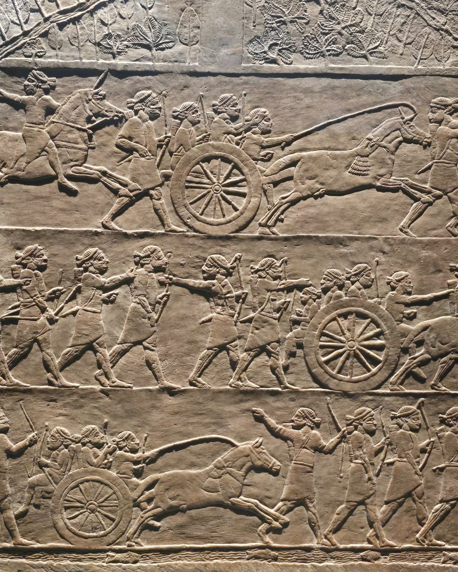 🏛️ ¡Viaja al corazón de la antigua Mesopotamia sin salir de Madrid!
🦁CaixaForum Madrid te invita a descubrir «Soy Asurbanipal, rey del mundo, rey de Asiria», una exposición impresionante, organizada junto al British Museum.
Podrás explorar la vida del último gran emperador asirio, guerrero implacable y el creador de la gran biblioteca de Nínive, a través de unas 150 obras de una gran calidad.
Nosotras nos hemos quedado reealmente impresionadas por la calidad y la cantidad de las obras expuestas : pájaros volando, un jabalí que camina entre los maizales, los asirios guerreando, la sensación de velocidad que te transmite... Todo ese mundo de entre los años 669 a. C. hasta c. del 631 a. C, años en los Asurbanipal gobernó.
No te lo pienses. Acaba el 4 de octubre.
🎟️#CaixaForumMadrid #Asurbanipal #Arqueologia #CulturaMadrid #Mesopotamia #MadridAgenda #BritishMuseum #HistoriaAntigua