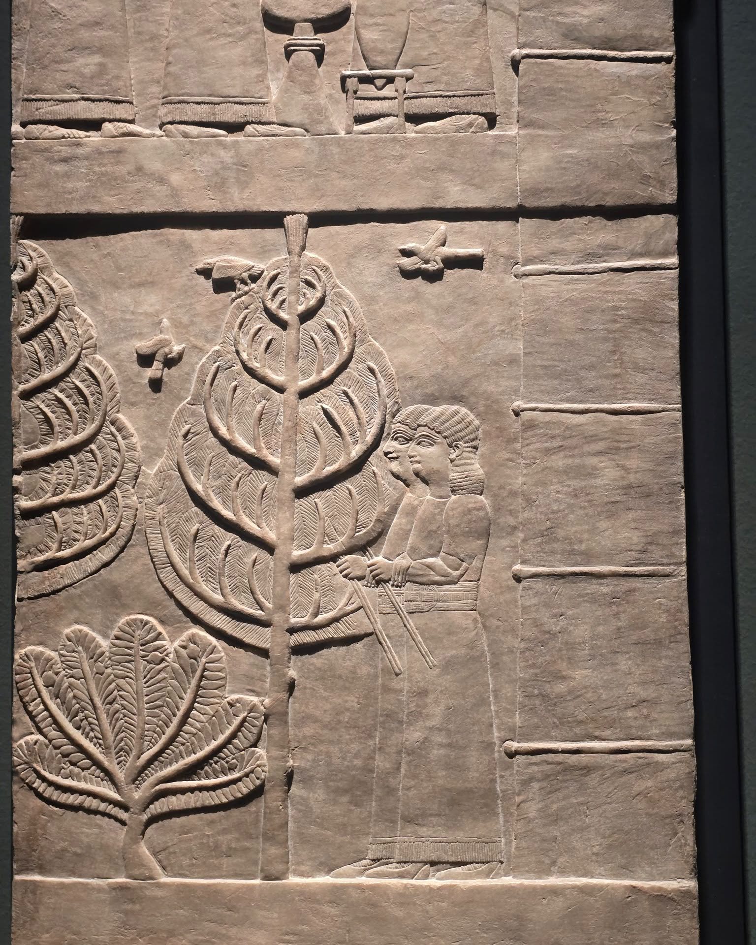 🏛️ ¡Viaja al corazón de la antigua Mesopotamia sin salir de Madrid!
🦁CaixaForum Madrid te invita a descubrir «Soy Asurbanipal, rey del mundo, rey de Asiria», una exposición impresionante, organizada junto al British Museum.
Podrás explorar la vida del último gran emperador asirio, guerrero implacable y el creador de la gran biblioteca de Nínive, a través de unas 150 obras de una gran calidad.
Nosotras nos hemos quedado reealmente impresionadas por la calidad y la cantidad de las obras expuestas : pájaros volando, un jabalí que camina entre los maizales, los asirios guerreando, la sensación de velocidad que te transmite... Todo ese mundo de entre los años 669 a. C. hasta c. del 631 a. C, años en los Asurbanipal gobernó.
No te lo pienses. Acaba el 4 de octubre.
🎟️#CaixaForumMadrid #Asurbanipal #Arqueologia #CulturaMadrid #Mesopotamia #MadridAgenda #BritishMuseum #HistoriaAntigua