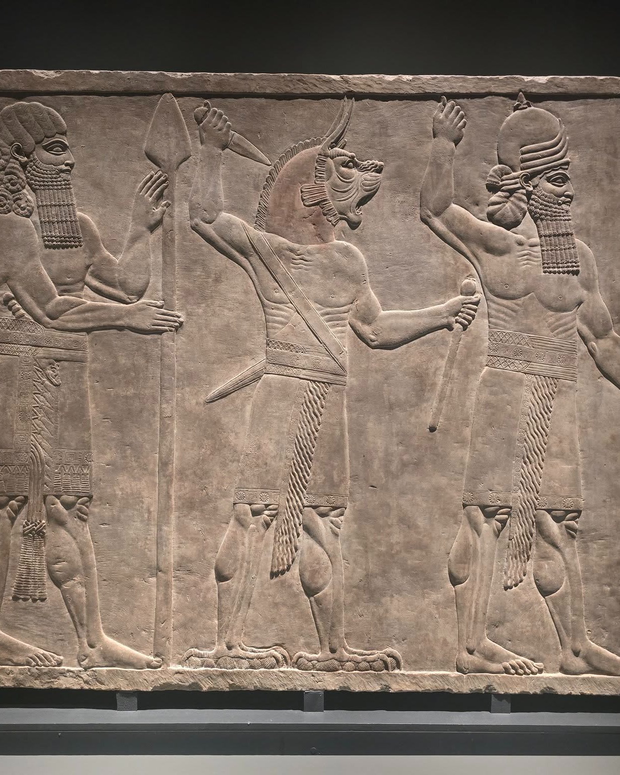 🏛️ ¡Viaja al corazón de la antigua Mesopotamia sin salir de Madrid!
🦁CaixaForum Madrid te invita a descubrir «Soy Asurbanipal, rey del mundo, rey de Asiria», una exposición impresionante, organizada junto al British Museum.
Podrás explorar la vida del último gran emperador asirio, guerrero implacable y el creador de la gran biblioteca de Nínive, a través de unas 150 obras de una gran calidad.
Nosotras nos hemos quedado reealmente impresionadas por la calidad y la cantidad de las obras expuestas : pájaros volando, un jabalí que camina entre los maizales, los asirios guerreando, la sensación de velocidad que te transmite... Todo ese mundo de entre los años 669 a. C. hasta c. del 631 a. C, años en los Asurbanipal gobernó.
No te lo pienses. Acaba el 4 de octubre.
🎟️#CaixaForumMadrid #Asurbanipal #Arqueologia #CulturaMadrid #Mesopotamia #MadridAgenda #BritishMuseum #HistoriaAntigua
