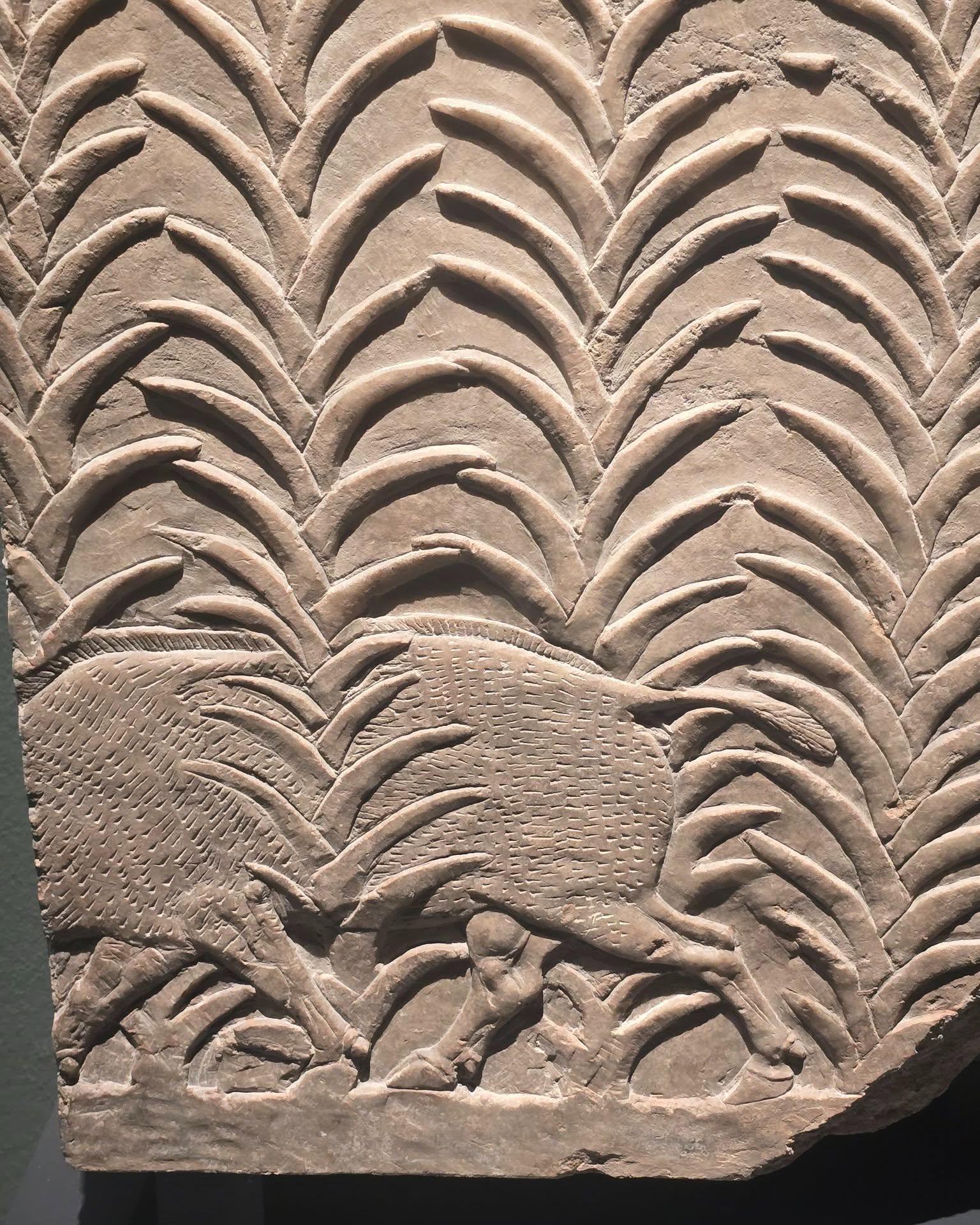 🏛️ ¡Viaja al corazón de la antigua Mesopotamia sin salir de Madrid!
🦁CaixaForum Madrid te invita a descubrir «Soy Asurbanipal, rey del mundo, rey de Asiria», una exposición impresionante, organizada junto al British Museum.
Podrás explorar la vida del último gran emperador asirio, guerrero implacable y el creador de la gran biblioteca de Nínive, a través de unas 150 obras de una gran calidad.
Nosotras nos hemos quedado reealmente impresionadas por la calidad y la cantidad de las obras expuestas : pájaros volando, un jabalí que camina entre los maizales, los asirios guerreando, la sensación de velocidad que te transmite... Todo ese mundo de entre los años 669 a. C. hasta c. del 631 a. C, años en los Asurbanipal gobernó.
No te lo pienses. Acaba el 4 de octubre.
🎟️#CaixaForumMadrid #Asurbanipal #Arqueologia #CulturaMadrid #Mesopotamia #MadridAgenda #BritishMuseum #HistoriaAntigua