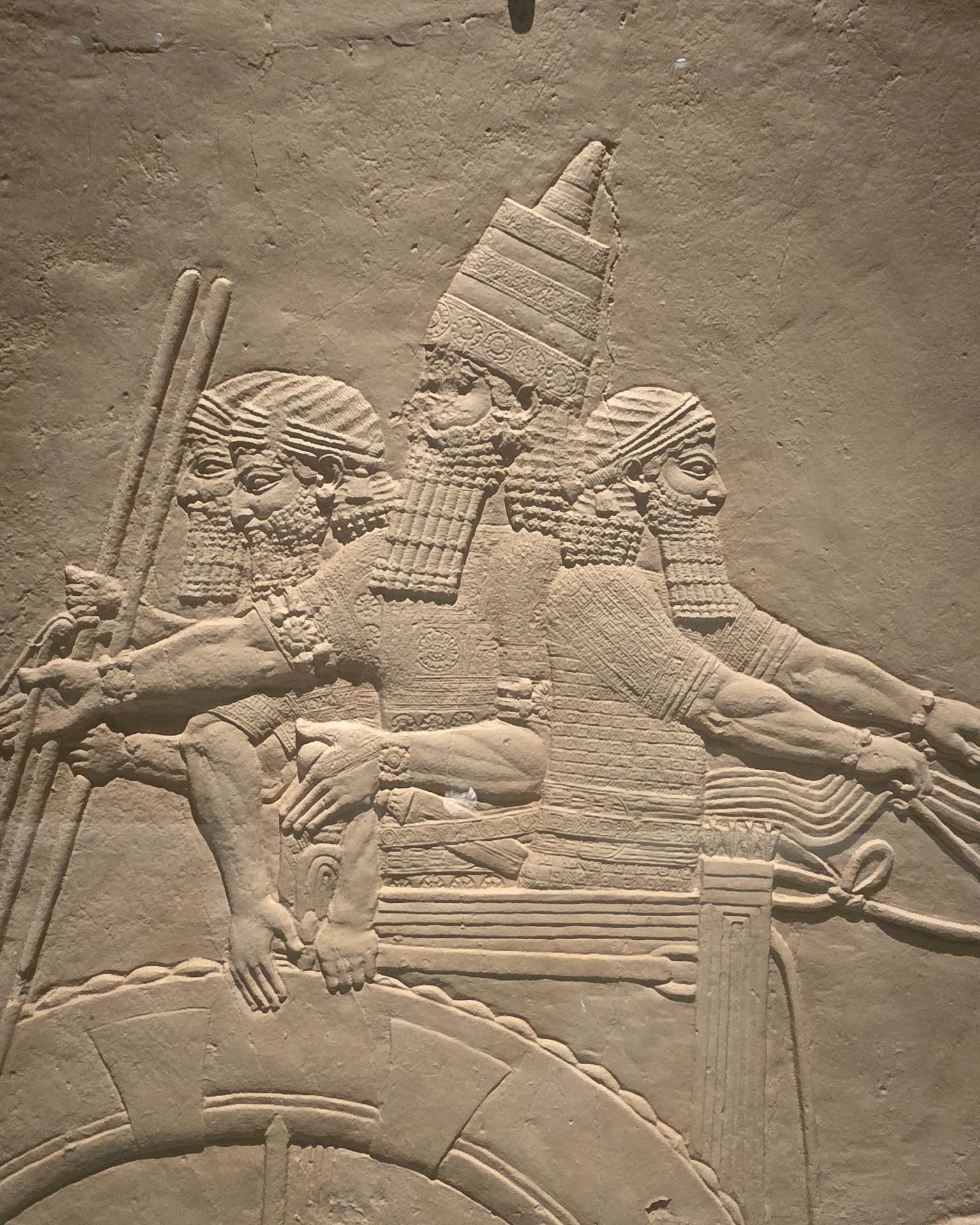 🏛️ ¡Viaja al corazón de la antigua Mesopotamia sin salir de Madrid!
🦁CaixaForum Madrid te invita a descubrir «Soy Asurbanipal, rey del mundo, rey de Asiria», una exposición impresionante, organizada junto al British Museum.
Podrás explorar la vida del último gran emperador asirio, guerrero implacable y el creador de la gran biblioteca de Nínive, a través de unas 150 obras de una gran calidad.
Nosotras nos hemos quedado reealmente impresionadas por la calidad y la cantidad de las obras expuestas : pájaros volando, un jabalí que camina entre los maizales, los asirios guerreando, la sensación de velocidad que te transmite... Todo ese mundo de entre los años 669 a. C. hasta c. del 631 a. C, años en los Asurbanipal gobernó.
No te lo pienses. Acaba el 4 de octubre.
🎟️#CaixaForumMadrid #Asurbanipal #Arqueologia #CulturaMadrid #Mesopotamia #MadridAgenda #BritishMuseum #HistoriaAntigua