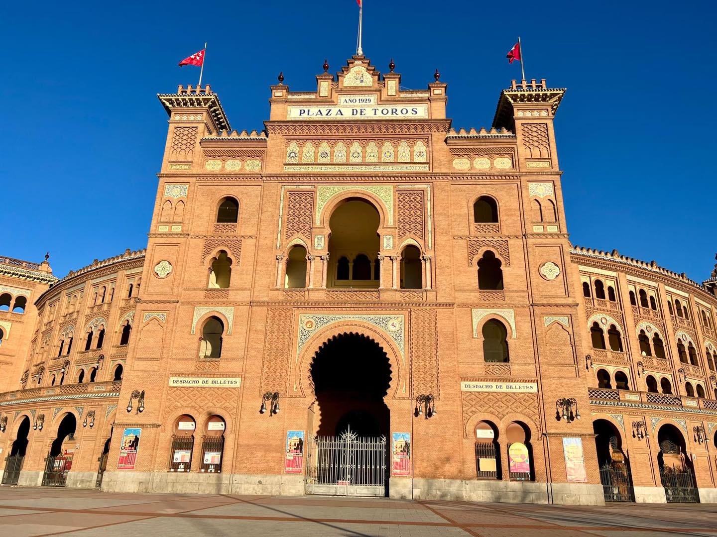 🎯 ¿Sabías que en Madrid hay un lugar donde la tradición, la música y la arquitectura se encuentran?
¡Bienvenidos a Las Ventas! La mítica plaza de toros de Madrid, protagonista de la temporada taurina, escenario de grandes conciertos y todo tipo de eventos.
‼️ Pero… ¿sabías que también puedes visitarla durante el día? Descubre su arquitectura, sus rincones y las historias que la convierten en un lugar único.
🕙 Horario:
📍 Abril–octubre: 10:00–19:00 h (última entrada: 18:00 h).
📍 Noviembre–marzo: 10:00–18:00 h (última entrada: 17:00 h). #visitmadrid #madridtravel #madridtravelprivatetours #madridmuseums #eligebienquienteguia #madrid #las #lasventasmadrid #lasventasmadrid🐃
