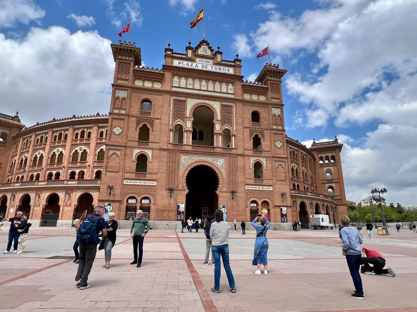 🎯 ¿Sabías que en Madrid hay un lugar donde la tradición, la música y la arquitectura se encuentran?
¡Bienvenidos a Las Ventas! La mítica plaza de toros de Madrid, protagonista de la temporada taurina, escenario de grandes conciertos y todo tipo de eventos.
‼️ Pero… ¿sabías que también puedes visitarla durante el día? Descubre su arquitectura, sus rincones y las historias que la convierten en un lugar único.
🕙 Horario:
📍 Abril–octubre: 10:00–19:00 h (última entrada: 18:00 h).
📍 Noviembre–marzo: 10:00–18:00 h (última entrada: 17:00 h). #visitmadrid #madridtravel #madridtravelprivatetours #madridmuseums #eligebienquienteguia #madrid #las #lasventasmadrid #lasventasmadrid🐃