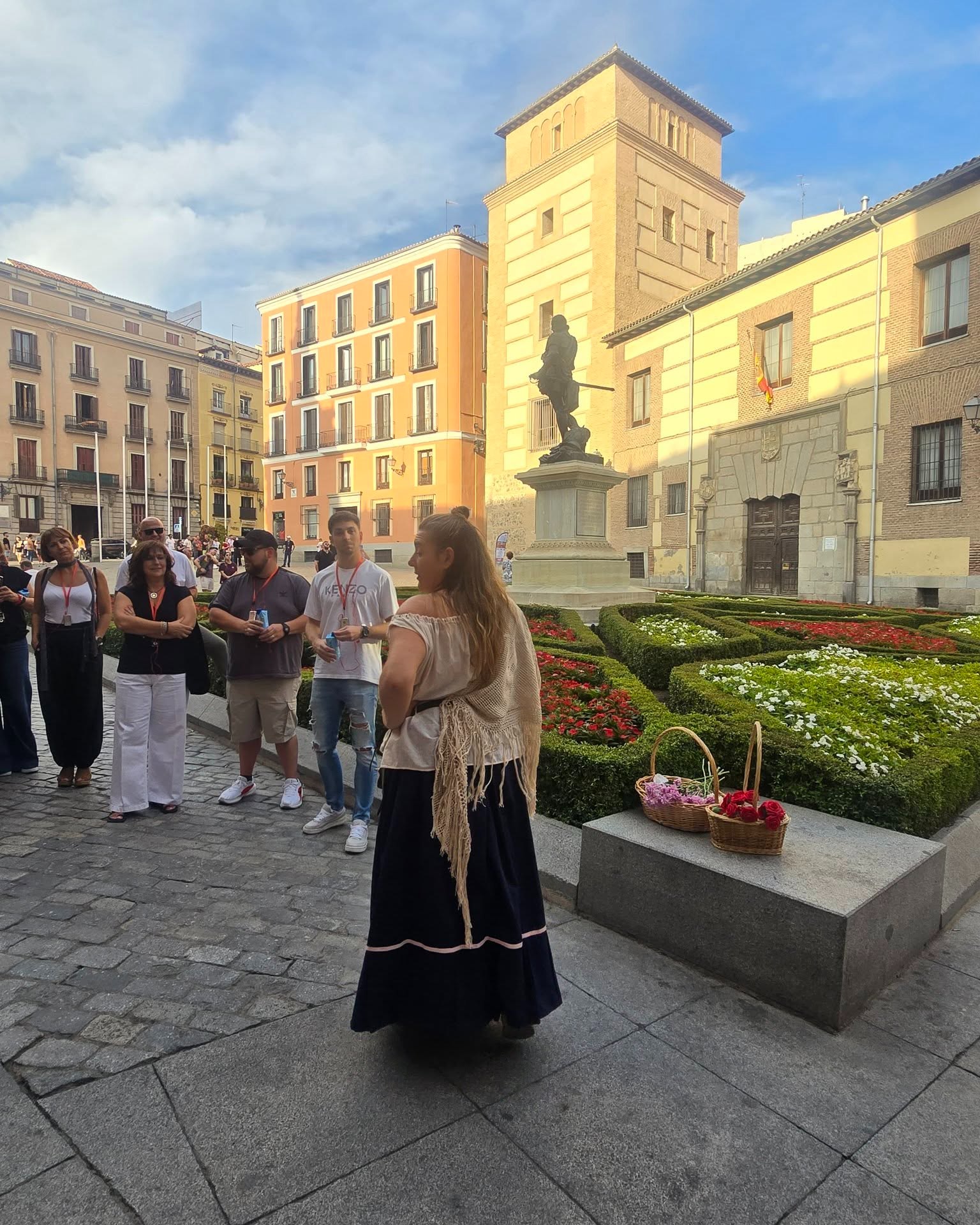 Esta semana estuvimos realizando un paseo por el Madrid del Siglo de Oro para un grupo de 150 personas.
La organizadora del evento, Fatima, de Madrid from my Heart, @madridfmheart contó con nosotras para esta experiencia inmersiva , con excelentes actores que salian a nuestro encuentro en distintos punto de la visita.
Y todo ello, bajo la luz dorada del otoño madrileño.
¡Todo un éxito!
#madrid #privatetours #madridspain #madridconguiaoficial #MadridesCultura #madridmola #GuíasOficiales #tailorpremiumtoursmadrid #enjoymadrid #Madrid #visitasprivadas