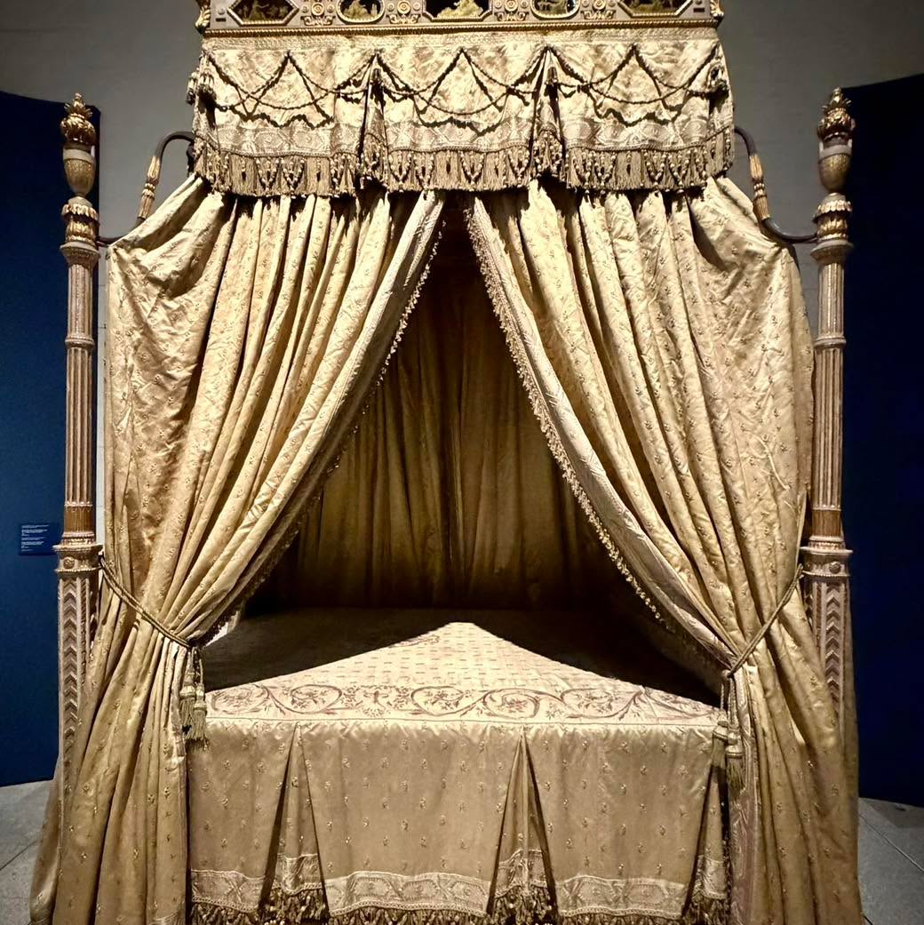 ¡Últimos días para visitar “Tejiendo la vida cortesana”!
🎯Hasta el 12 de octubre puedes ver en la Galería de las Colecciones Reales una exposición fantástica que no te puedes perder.
‼️Vestidos, cunas, camas, tronos, bañeras, cortinas… Piezas de una calidad extraordinaria que te trasladan a la vida cotidiana de la corte.
#coleccionesreales #galeriacoleccionesreales #madridtravelprivatetours #coleccionesrealesespañolas🎨 #coleccionesrealesespañolas🎨