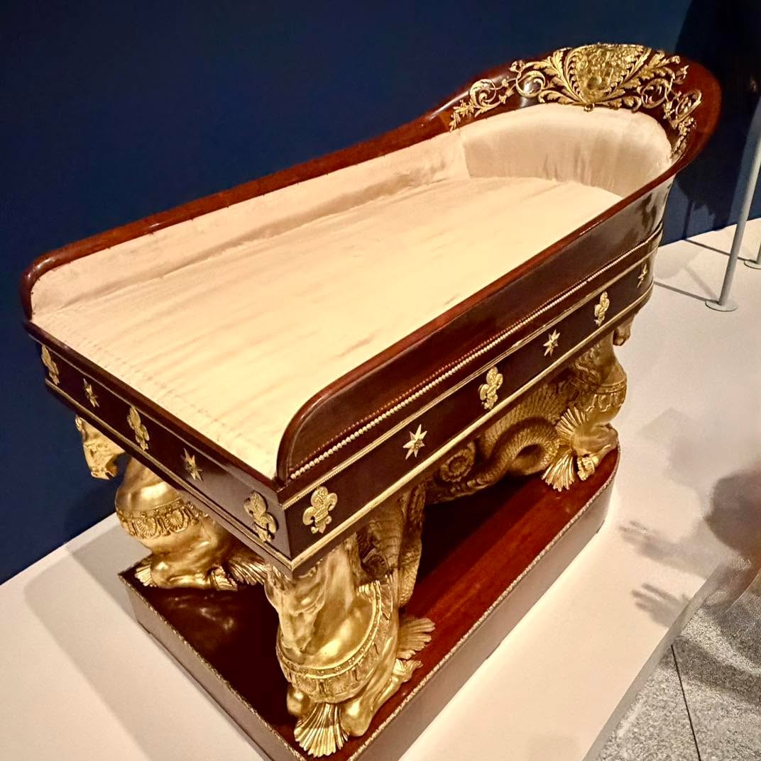 ¡Últimos días para visitar “Tejiendo la vida cortesana”!
🎯Hasta el 12 de octubre puedes ver en la Galería de las Colecciones Reales una exposición fantástica que no te puedes perder.
‼️Vestidos, cunas, camas, tronos, bañeras, cortinas… Piezas de una calidad extraordinaria que te trasladan a la vida cotidiana de la corte.
#coleccionesreales #galeriacoleccionesreales #madridtravelprivatetours #coleccionesrealesespañolas🎨 #coleccionesrealesespañolas🎨