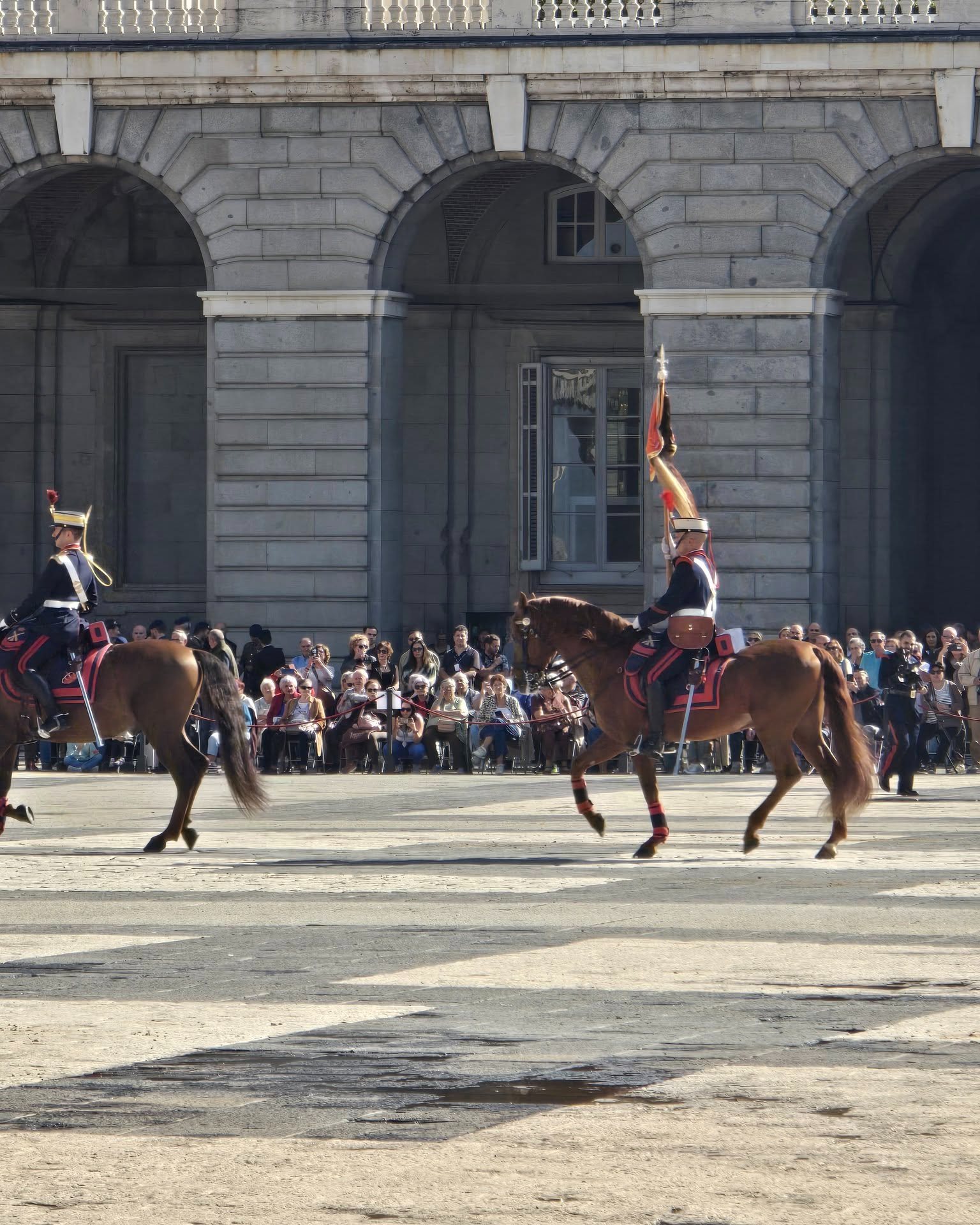 El Solemne Cambio de la Guardia en el Palacio Real de Madrid
Se celebra el primer miércoles de cada mes y participan más de 400 efectivos y 100 caballos en la Plaza de la Armería. Es un espectáculo gratuito de casi una hora de duración que recrea la tradición militar de los reinados de Alfonso XII y Alfonso XIII con un desfile histórico y un concierto final de la Unidad de Música.
El pasado miércoles, nos pilló en Palacio y ¡nuestras clientes disfrutaron de lo lindo!
¡Pocos paises pueden disfrutar de un escenario tan bello donde acoger a sus invitados de Estado!
#madrid #privatetours #madridspain #madridconguiaoficial #MadridesCultura #museos #TurismoCultural #tailorpremiumtoursmadrid #enjoymadrid #Madrid #coleccionesrealesespañolas#palaciorealmadrid#patrimonionacional#royalsitesspain