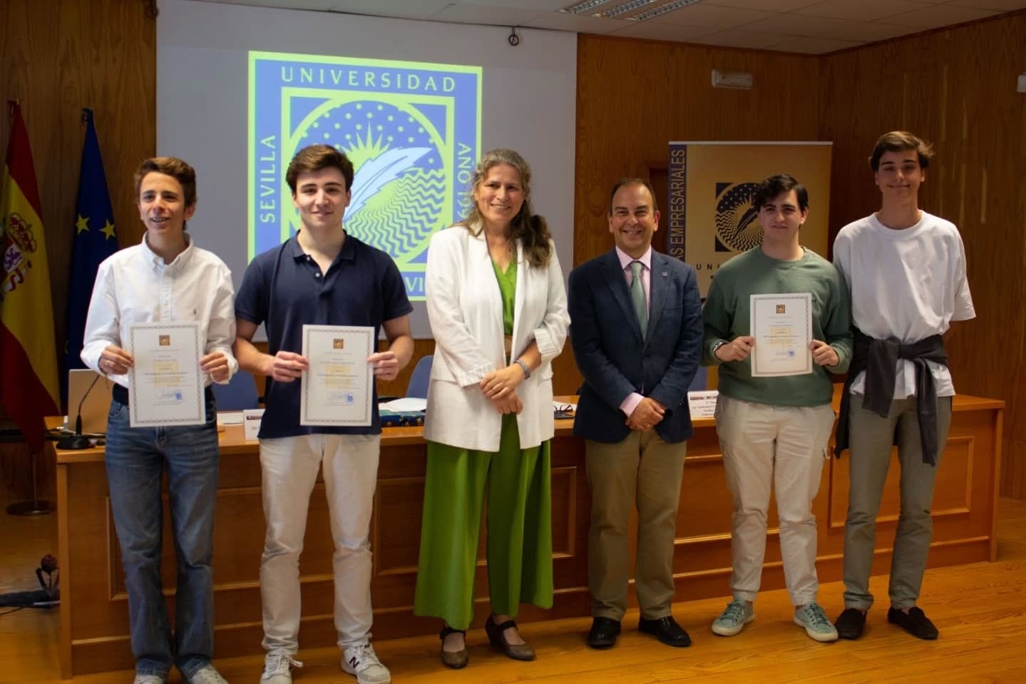 📊Esta mañana hemos vivido uno de esos momentos que nos llenan de orgullo. La Facultad de Ciencias Empresariales ha celebrado la entrega de premios de la XIII Olimpiada de Economía y Empresa de la UPO, y no podemos estar más felices por el talento y la dedicación que hemos visto.👏 ¡Enhorabuena a los ganadores y ganadoras!:🥇 Andrés Lasso de la Vega Calderón, del Colegio @highlandssevilla : 1er premio🥈 Manuel Peinado Cáceres, del Colegio San Antonio @claret_sevilla ;y Ainhara Adamuz Torres, del @ies_alguadaira : 2º premio (ex aequo)🥉 Fernando Fernández Fernández, del Colegio Highlands School: 3er premio🎉 También queremos felicitar a los 23 estudiantes finalistas, cuyo esfuerzo ha sido reconocido por sus excelentes resultados.Gracias a los 15 centros educativos participantes y al profesorado que acompaña y motiva cada paso del alumnado.🌍 Y lo mejor... nuestras tres mejores calificaciones representarán a la UPO en la Fase Nacional de la Olimpiada en la Universidad de Alicante. ¡Mucha suerte!#OlimpiadaEconomíaUPO #TalentoJoven #EconomíaYEmpresa #LaOlavideEresTú #UniversidadPablodeOlavide #Economía #Empresa