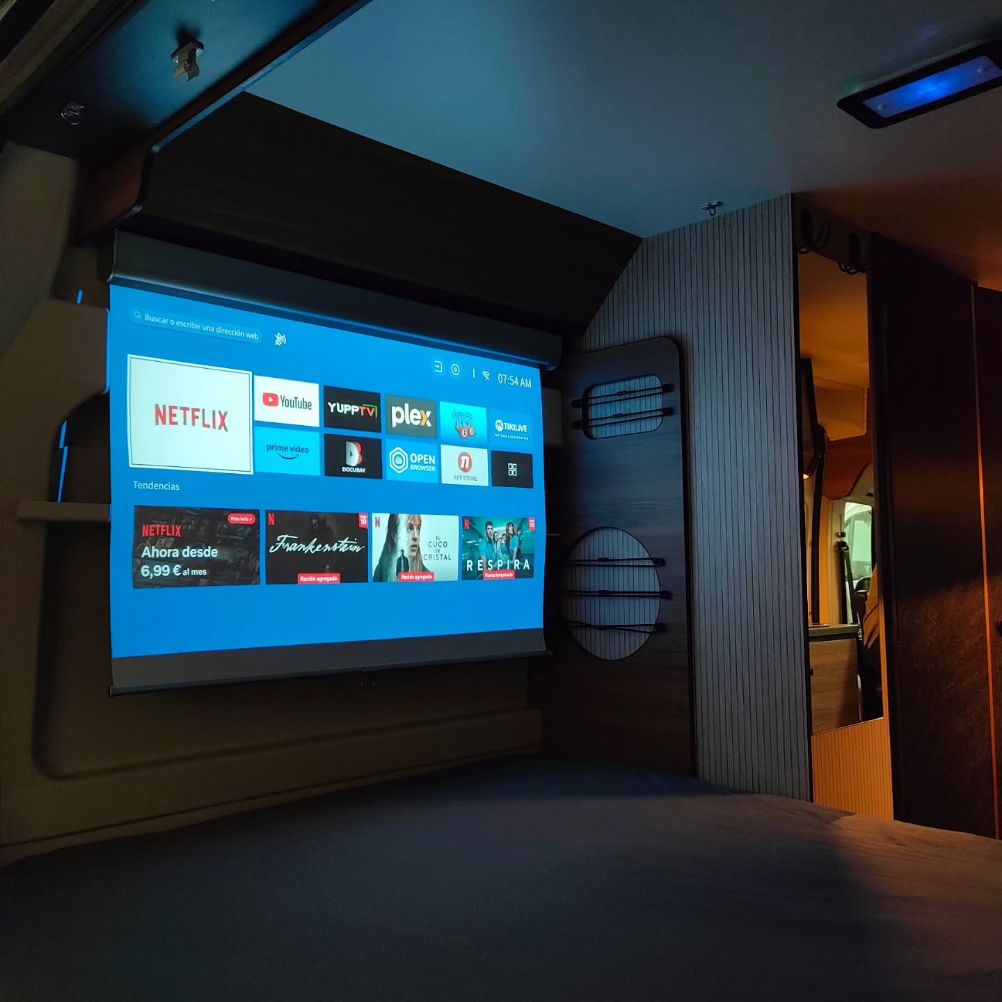 📽️🍿 ¿Vistas a la montaña o a tu serie favorita?
En nuestra camper Rimor Horus 45 ya no tendrás que elegir así que prepara las palomitas 😋😋😋.
Incorporamos un proyector 50" para que no tengas que renunciar a tus noches de cine aunque estés de viaje.
Nosotros ponemos el proyector, 🫵 tú pones la cartelera, el wifi y las claves.
Cuéntanos, si estuvieses aquí ahora... ¿que película o serie verías? 😊
#campercoruña
#alquilerautocaravanas
#cineenruta
#proyectorportátil
#camperlife