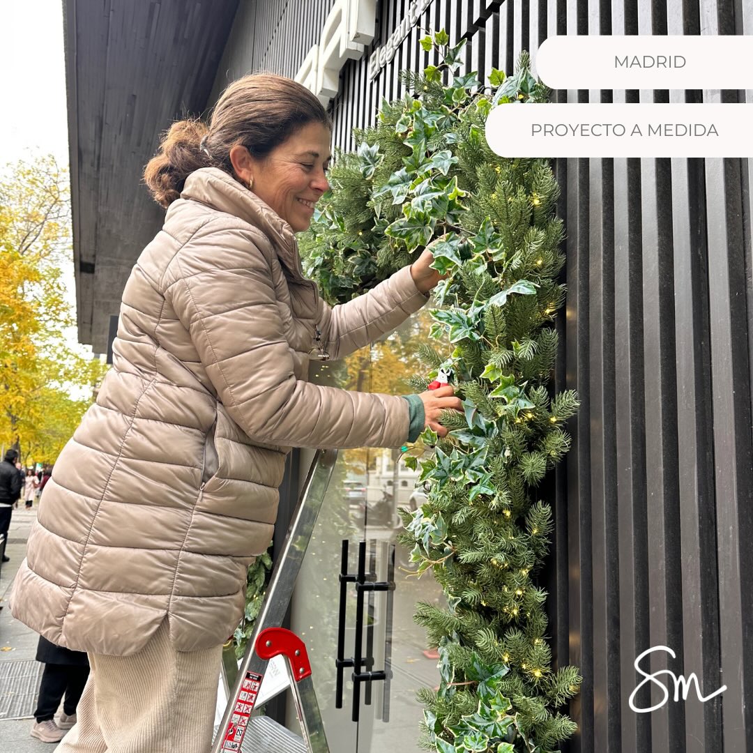 Cómo me gusta la Navidad!!
Hoy os traigo la decoración navideña que instalamos la semana pasada en una preciosa tienda de interiores en pleno barrio de Salamanca en Madrid.
Guirnaldas de abeto con luces incorporadas entremezcladas con guirnaldas de hiedra. Como siempre nada es natural aunque todo lo parece y ademas todas las calidades utilizadas son aptas para exterior y duran años y años.
Mil gracias @banni_elegant_interiors por contar con Los Detalles!
#losdetallesdesonia #decoracionnavideña #guirnaldasabetoartificial guirnaldashiedraartificial cuandoloartificialreaultanatural