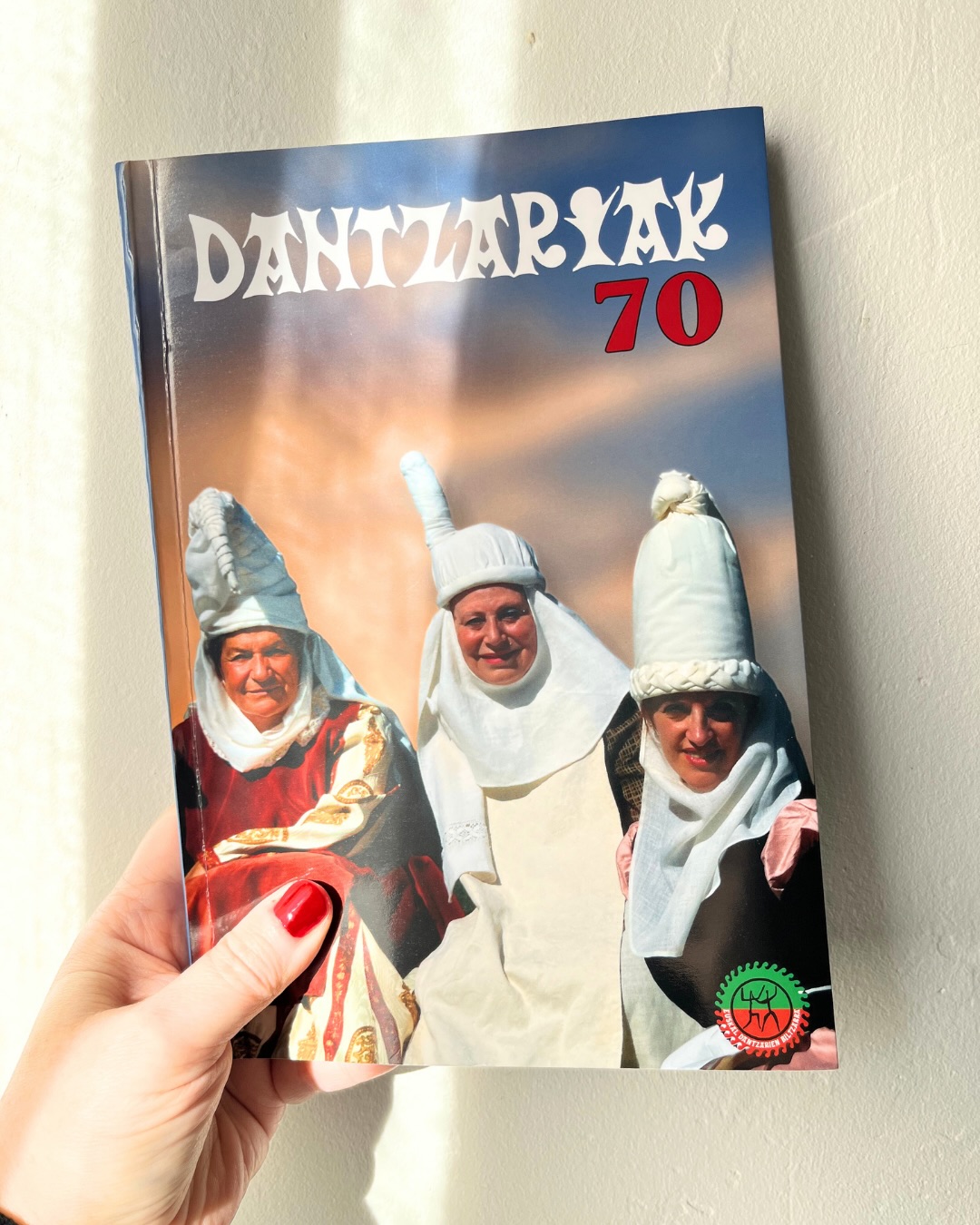 DANTZARIAK 70
Un año más, diseño y maquetación de la revista que realizo desde hace años, y esta vez con un número muy especial: el 70.
Cada edición es un nueva experiencia que resume horas de diseño editorial, maquetación y mucha atención por los detalles.
Gracias a @euskal.dantzarien.biltzarra por confiar, una edición más. 💫
#dantzariak70 #diseñoeditorial #vabeka