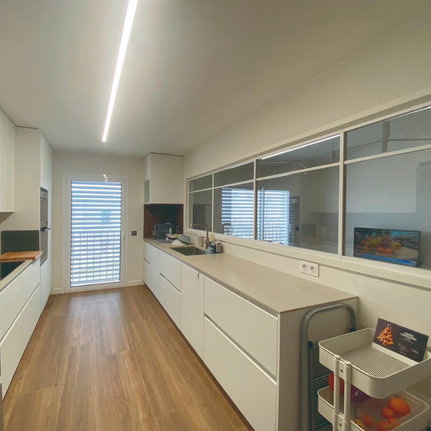 🏡 Empezamos el año de la mejor manera posible, compartiendo esta reforma integral de una vivienda con afección estructural.
✅ La intervención ha consistido en la reforma interior de una vivienda en edificio existente, con la reorganización de la planta segunda y bajo cubierta, así como el apeo de paredes portantes y la ampliación de una pequeña zona en esta última planta 🏗️
✅ La propuesta arquitectónica ha tenido como objetivo adaptar las estancias a los actuales criterios de habitabilidad y accesibilidad, respetando la esencia del espacio y las necesidades de sus propietarios 👶
✅ Diseñamos con calma, con intención y sensibilidad. Apostamos por un espacio diáfano, con una cocina semiabierta que integra y conecta las estancias, favoreciendo la luz y la funcionalidad, y persianas apilables de alta gama para un mejor control solar y luminosidad🪟
Porque el verdadero lujo no es tener más,
✨ es vivir mejor.
¿qué espacio de tu casa te gustaría reformar?👀
#rehabilitación #arquitectura #diseño #viviendaunifamiliar #espaciodiseño espaciocolaborativo bajocinca fraga