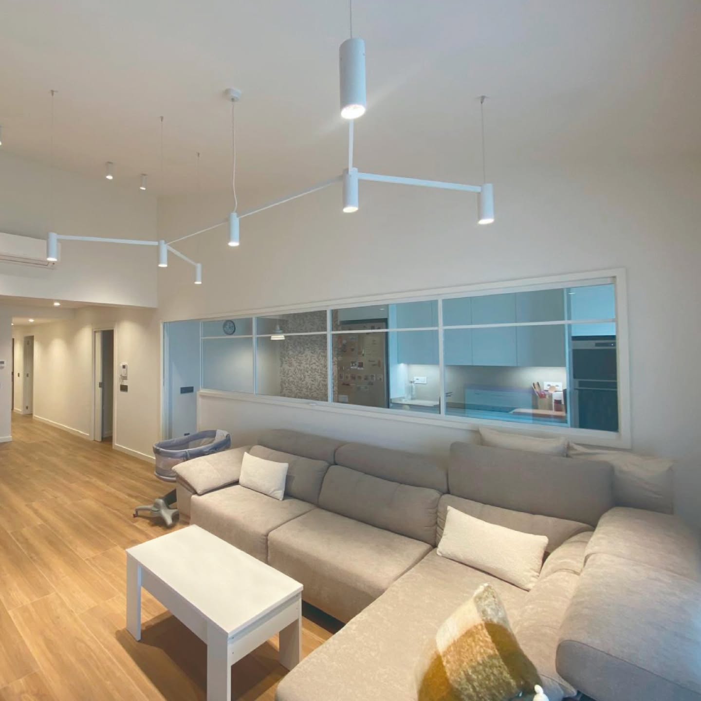 🏡 Empezamos el año de la mejor manera posible, compartiendo esta reforma integral de una vivienda con afección estructural.
✅ La intervención ha consistido en la reforma interior de una vivienda en edificio existente, con la reorganización de la planta segunda y bajo cubierta, así como el apeo de paredes portantes y la ampliación de una pequeña zona en esta última planta 🏗️
✅ La propuesta arquitectónica ha tenido como objetivo adaptar las estancias a los actuales criterios de habitabilidad y accesibilidad, respetando la esencia del espacio y las necesidades de sus propietarios 👶
✅ Diseñamos con calma, con intención y sensibilidad. Apostamos por un espacio diáfano, con una cocina semiabierta que integra y conecta las estancias, favoreciendo la luz y la funcionalidad, y persianas apilables de alta gama para un mejor control solar y luminosidad🪟
Porque el verdadero lujo no es tener más,
✨ es vivir mejor.
¿qué espacio de tu casa te gustaría reformar?👀
#rehabilitación #arquitectura #diseño #viviendaunifamiliar #espaciodiseño espaciocolaborativo bajocinca fraga