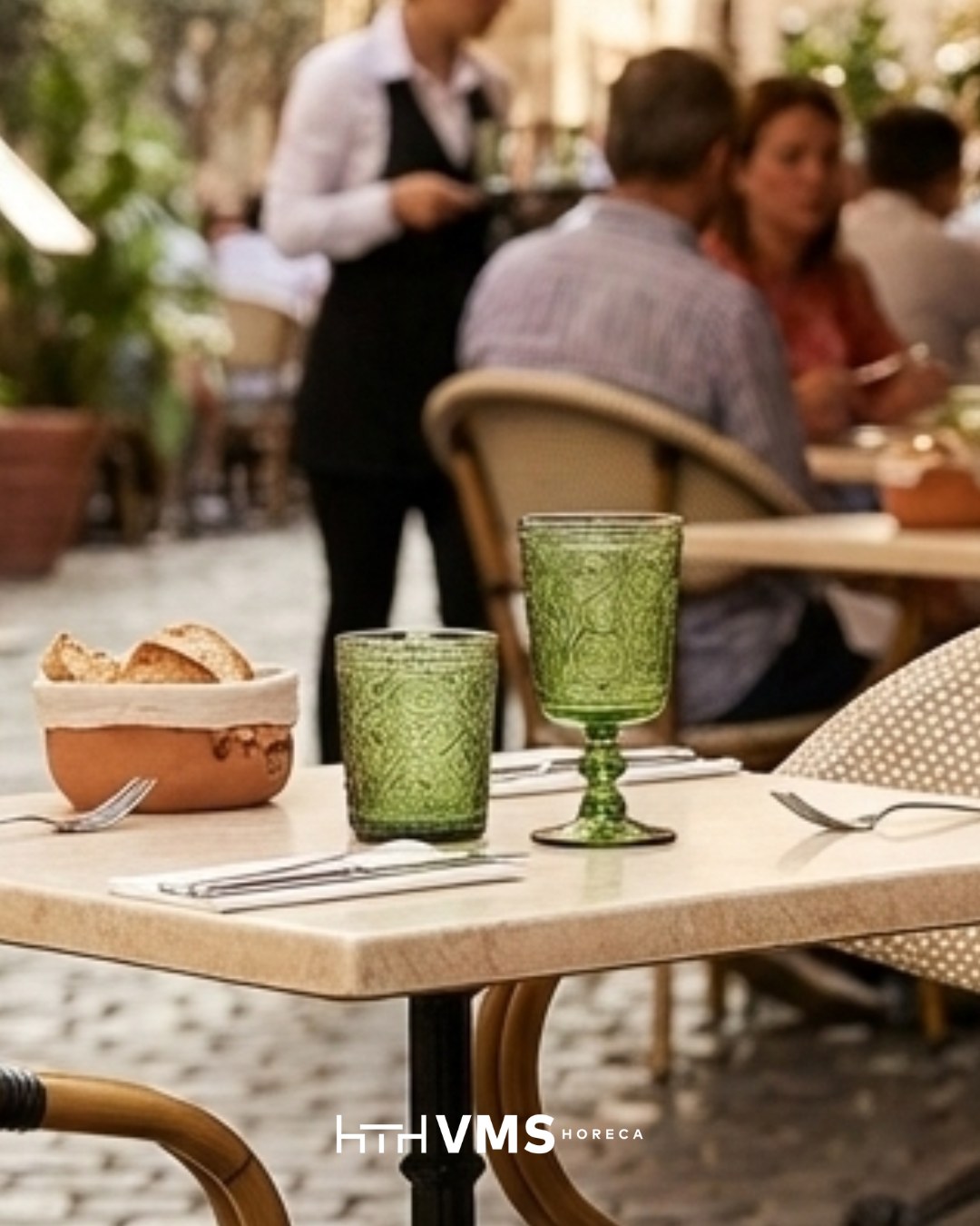 Estrenamos modelo de silla y no llega sola. Fíjate en cómo su trenzado dialoga con la textura de las copas Barroc Verde y la elegancia industrial de la base de mesa Axis.Un total look que combina la calidez artesanal con la resistencia que tu terraza necesita. El equilibrio exacto entre novedad y atemporalidad.Diseña experiencias, no solo espacios.#VMSHoreca #NuevaColeccion #CopasBarroc #MobiliarioTerraza #TendenciasHoreca #DiseñoDeInteriores