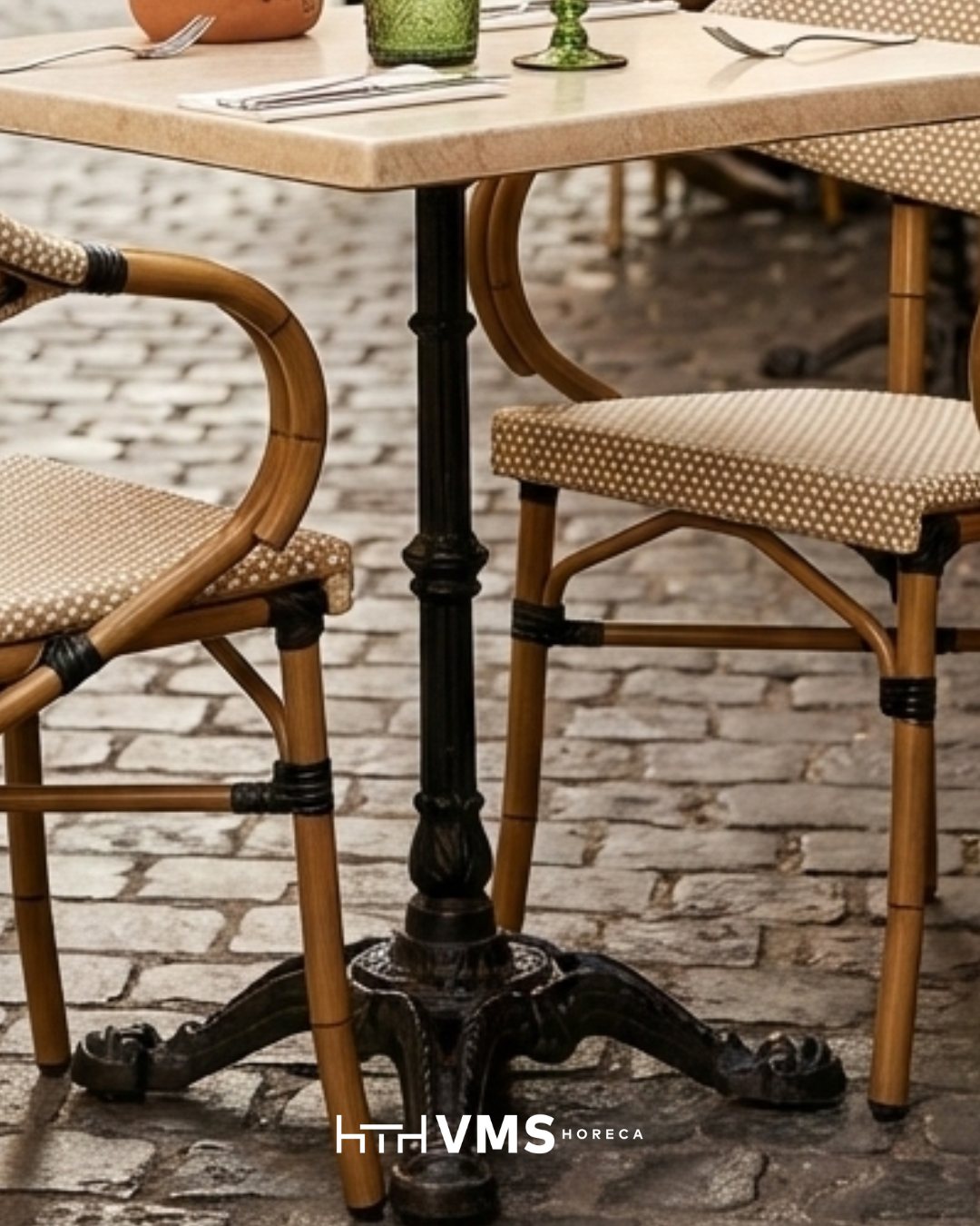 Estrenamos modelo de silla y no llega sola. Fíjate en cómo su trenzado dialoga con la textura de las copas Barroc Verde y la elegancia industrial de la base de mesa Axis.Un total look que combina la calidez artesanal con la resistencia que tu terraza necesita. El equilibrio exacto entre novedad y atemporalidad.Diseña experiencias, no solo espacios.#VMSHoreca #NuevaColeccion #CopasBarroc #MobiliarioTerraza #TendenciasHoreca #DiseñoDeInteriores