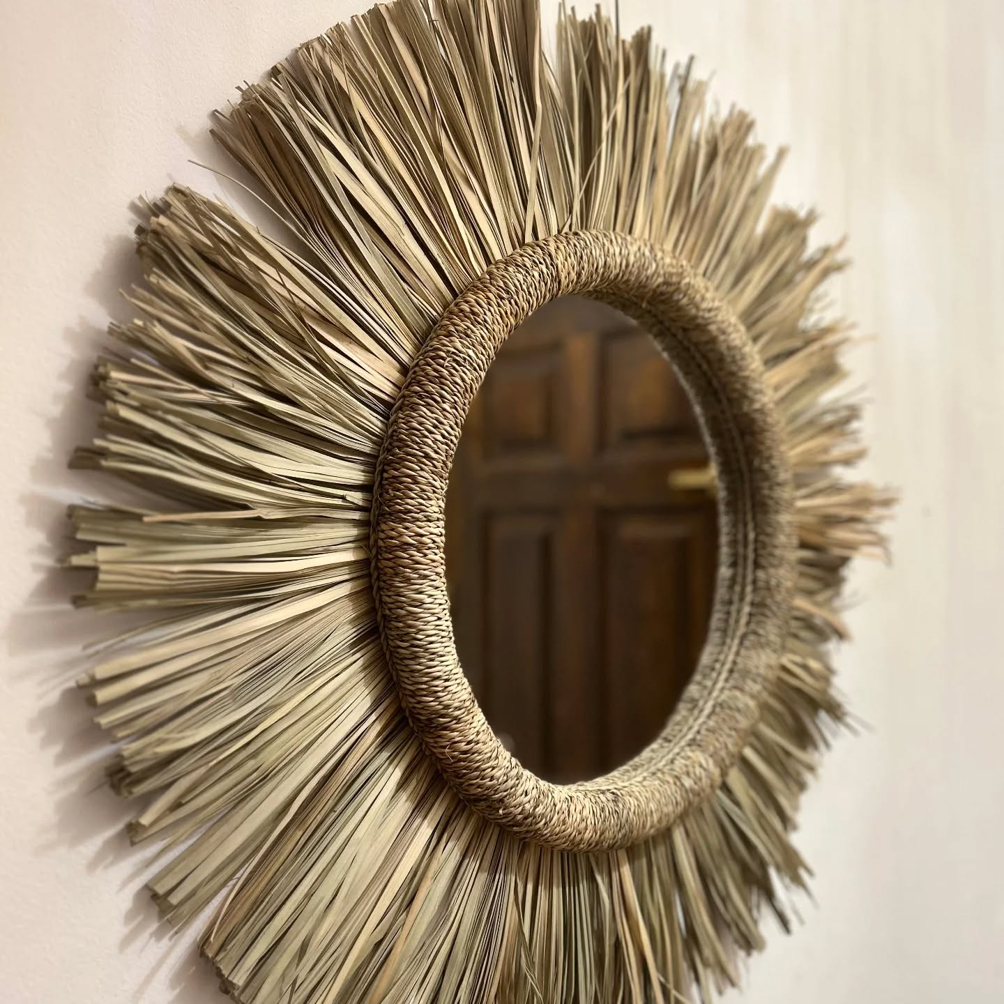 ¿Sabías que colocar un espejo puede hacer que tu hogar se sienta más luminoso, amplio y armonioso al instante? ✨
¡Gracias a @raquelsanchezstyle por capturar nuestro espejo con tanta sensibilidad y por hacerlo parte de su espacio de una forma tan bonita! 🥰
Échale un vistazo a nuestros espejos en www.lacasabynola.con
---
Did you know that placing a mirror can instantly make your home feel brighter, more spacious and more harmonious? ✨
Thanks to Raquel for capturing our mirror with such sensitivity and for making it part of her space in such a beautiful way! 🥰
Take a look at our mirrors at www.lacasabynola.com