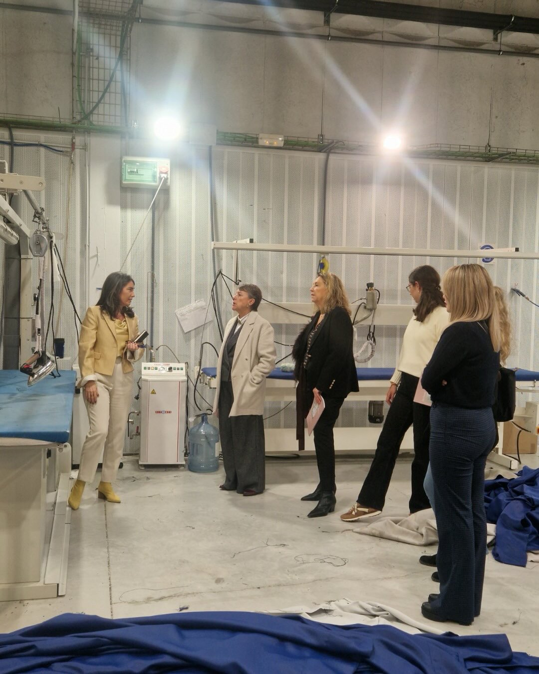 Un espacio para 𝗶𝗻𝘀𝗽𝗶𝗿𝗮𝗿, 𝗱𝗲𝘀𝗰𝘂𝗯𝗿𝗶𝗿 𝘆 𝗰𝗼𝗻𝗲𝗰𝘁𝗮𝗿.Nuestro showroom se convierte en un punto de encuentro para marcas, interioristas, decoradores y arquitectos.Un entorno cuidado y profesional, abierto a la presentación de productos, muestras y colecciones, donde compartir tendencias y dar paso a nuevas oportunidades de colaboración.