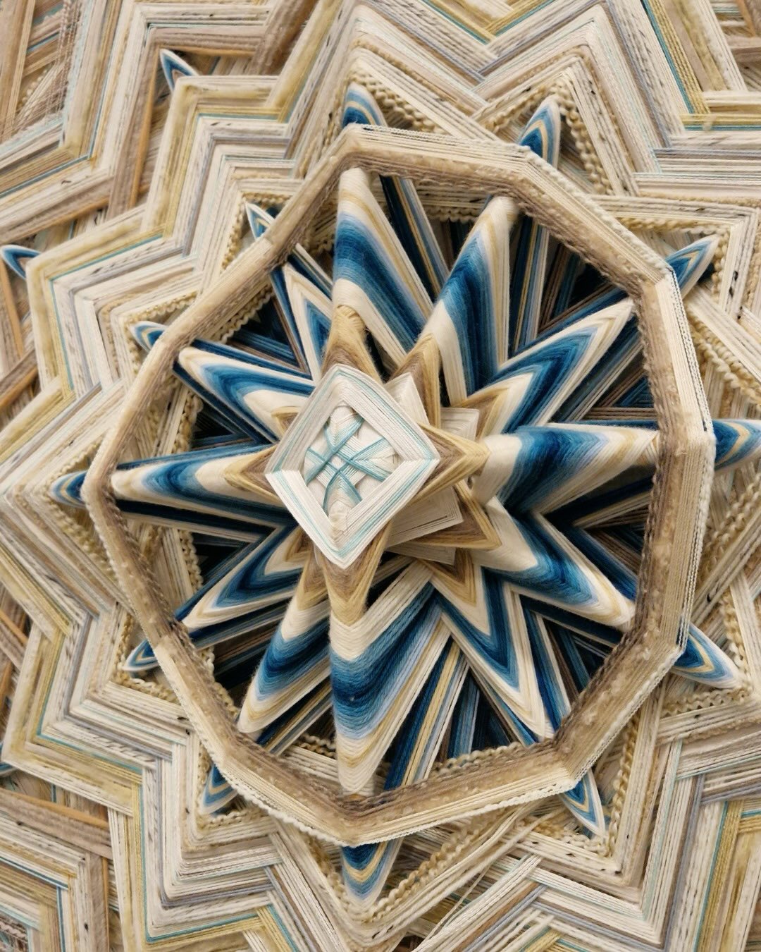 Un espacio para 𝗶𝗻𝘀𝗽𝗶𝗿𝗮𝗿, 𝗱𝗲𝘀𝗰𝘂𝗯𝗿𝗶𝗿 𝘆 𝗰𝗼𝗻𝗲𝗰𝘁𝗮𝗿.Nuestro showroom se convierte en un punto de encuentro para marcas, interioristas, decoradores y arquitectos.Un entorno cuidado y profesional, abierto a la presentación de productos, muestras y colecciones, donde compartir tendencias y dar paso a nuevas oportunidades de colaboración.