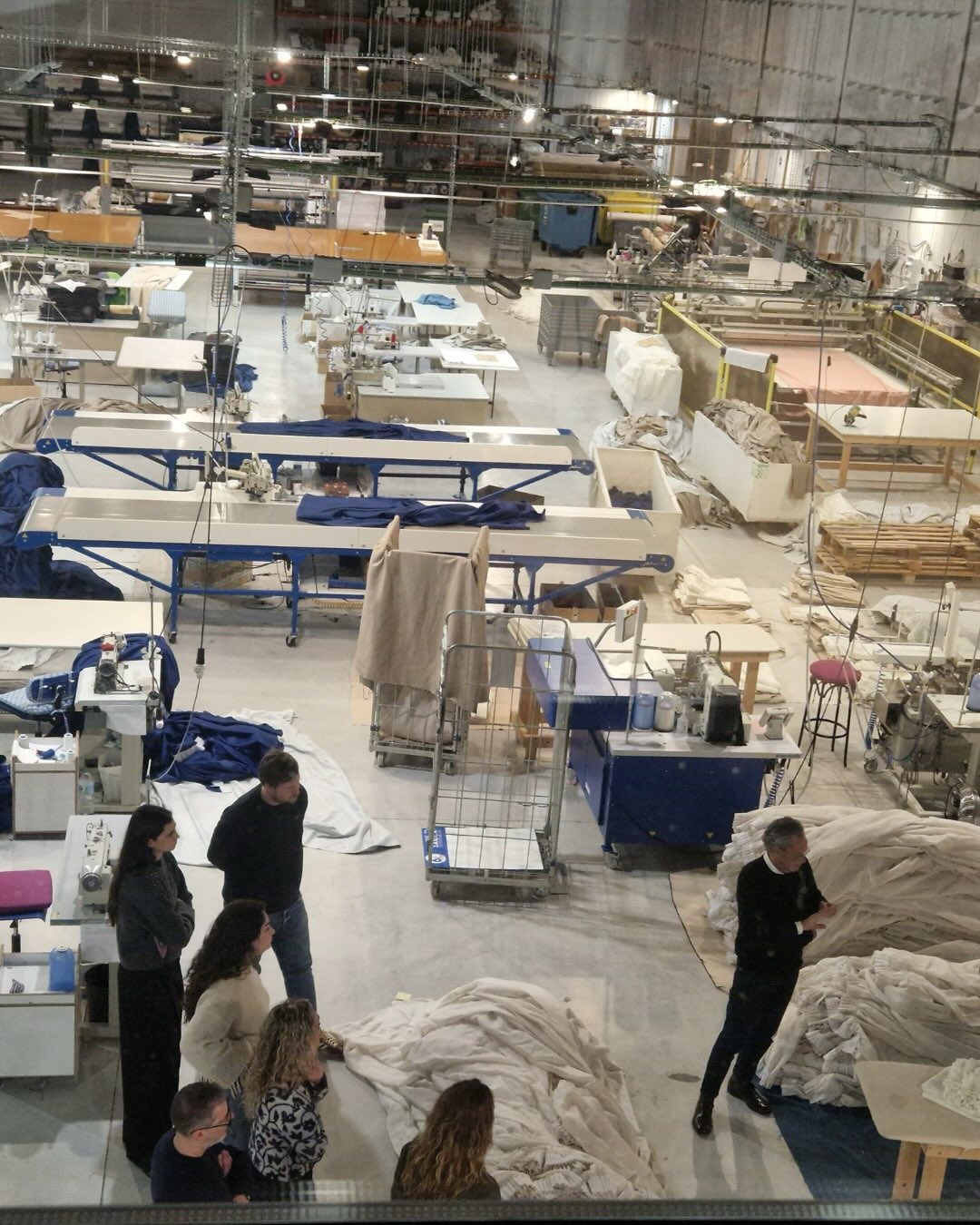 Un espacio para 𝗶𝗻𝘀𝗽𝗶𝗿𝗮𝗿, 𝗱𝗲𝘀𝗰𝘂𝗯𝗿𝗶𝗿 𝘆 𝗰𝗼𝗻𝗲𝗰𝘁𝗮𝗿.Nuestro showroom se convierte en un punto de encuentro para marcas, interioristas, decoradores y arquitectos.Un entorno cuidado y profesional, abierto a la presentación de productos, muestras y colecciones, donde compartir tendencias y dar paso a nuevas oportunidades de colaboración.