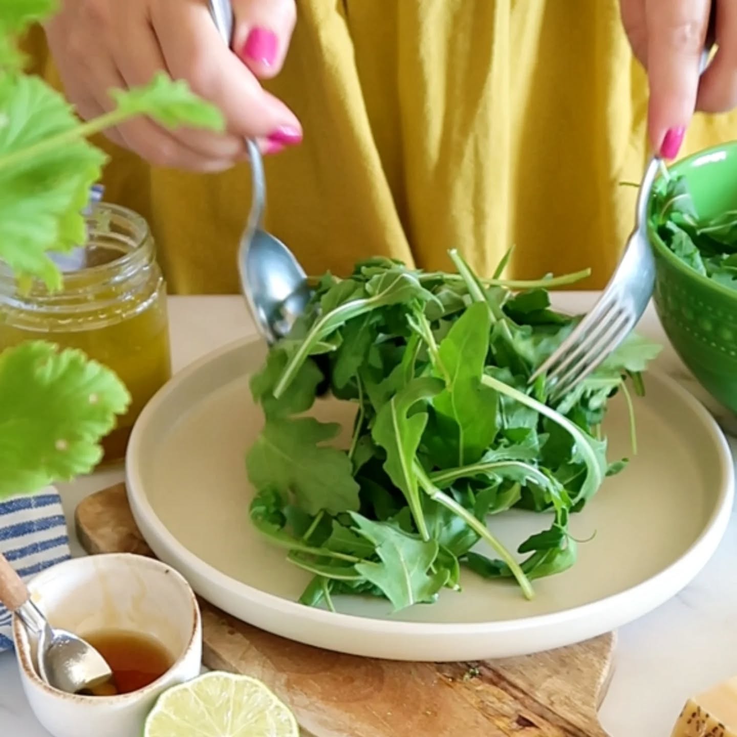Nunca pensé que esta receta, que tanto hago en casa y que es tan simple, os gustaría tanto.
Te la vuelvo a dejar por aquí por si no la viste en su momento; es perfecta si te apetece preparar algo rápido, pero lleno de sabor y color. 🥗
Como siempre, tenéis el paso a paso detallado en el blog.
🔗 Tienes el enlace directo en mi biografía o puedes buscarla en lohecocinadoyo.com como "Ensalada de Rúcula".
Cuéntame, ¿eres de ensaladas todo el año o solo cuando aprieta el calor?
Te leo abajo. 👇
#lohecocinadoyo #recetasfaciles #ensaladasaludable #cocinacercana #foodstagram