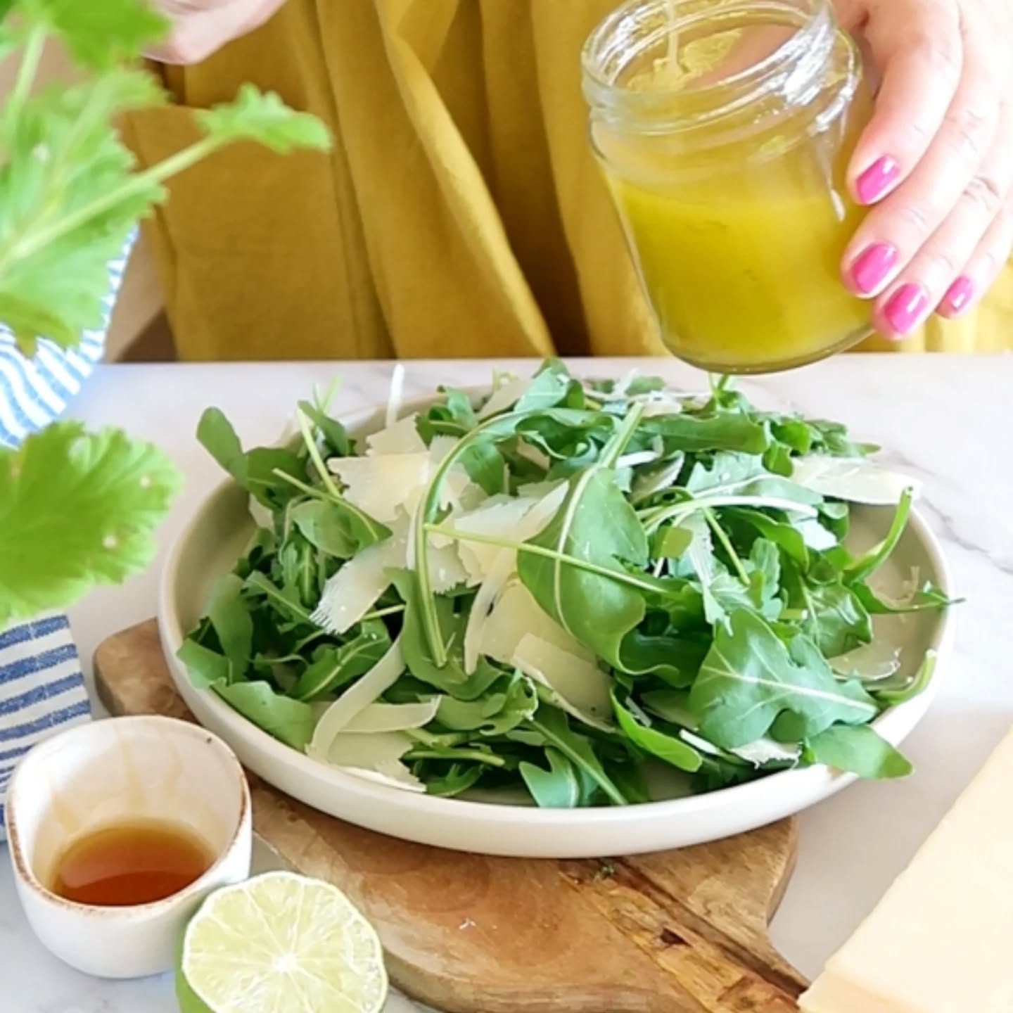 Nunca pensé que esta receta, que tanto hago en casa y que es tan simple, os gustaría tanto.Te la vuelvo a dejar por aquí por si no la viste en su momento; es perfecta si te apetece preparar algo rápido, pero lleno de sabor y color. 🥗Como siempre, tenéis el paso a paso detallado en el blog.🔗 Tienes el enlace directo en mi biografía o puedes buscarla en lohecocinadoyo.com como "Ensalada de Rúcula".Cuéntame, ¿eres de ensaladas todo el año o solo cuando aprieta el calor?Te leo abajo. 👇#lohecocinadoyo #recetasfaciles #ensaladasaludable #cocinacercana #foodstagram