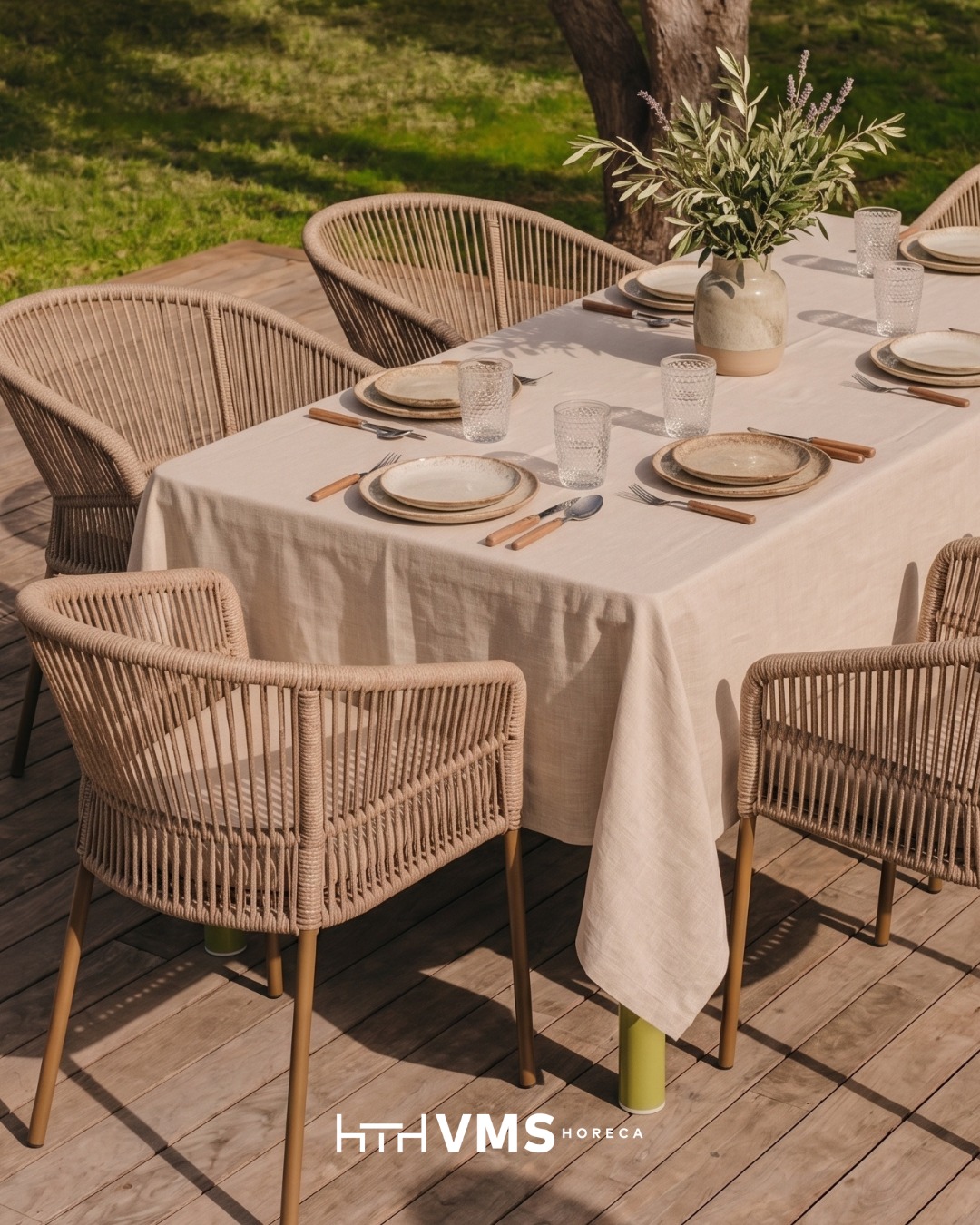 ¿Diseño o resistencia? Con el Sillón Narvick no tienes que elegir. 🍷Creado para proyectos que buscan un impacto visual inmediato sin sacrificar la durabilidad del sector contract. Cuerda trenzada de alta resistencia, ergonomía premium y ese estilo mediterráneo que tus clientes no dejarán de fotografiar.La pieza que tu terraza (o la de tu cliente) está pidiendo a gritos.📩 ¿Hablamos? Envíanos un DM para presupuestos y stock.
#MobiliarioHosteleria #InteriorismoEspaña #TerrazasConEncanto #MobiliarioExterior #VMSHoreca