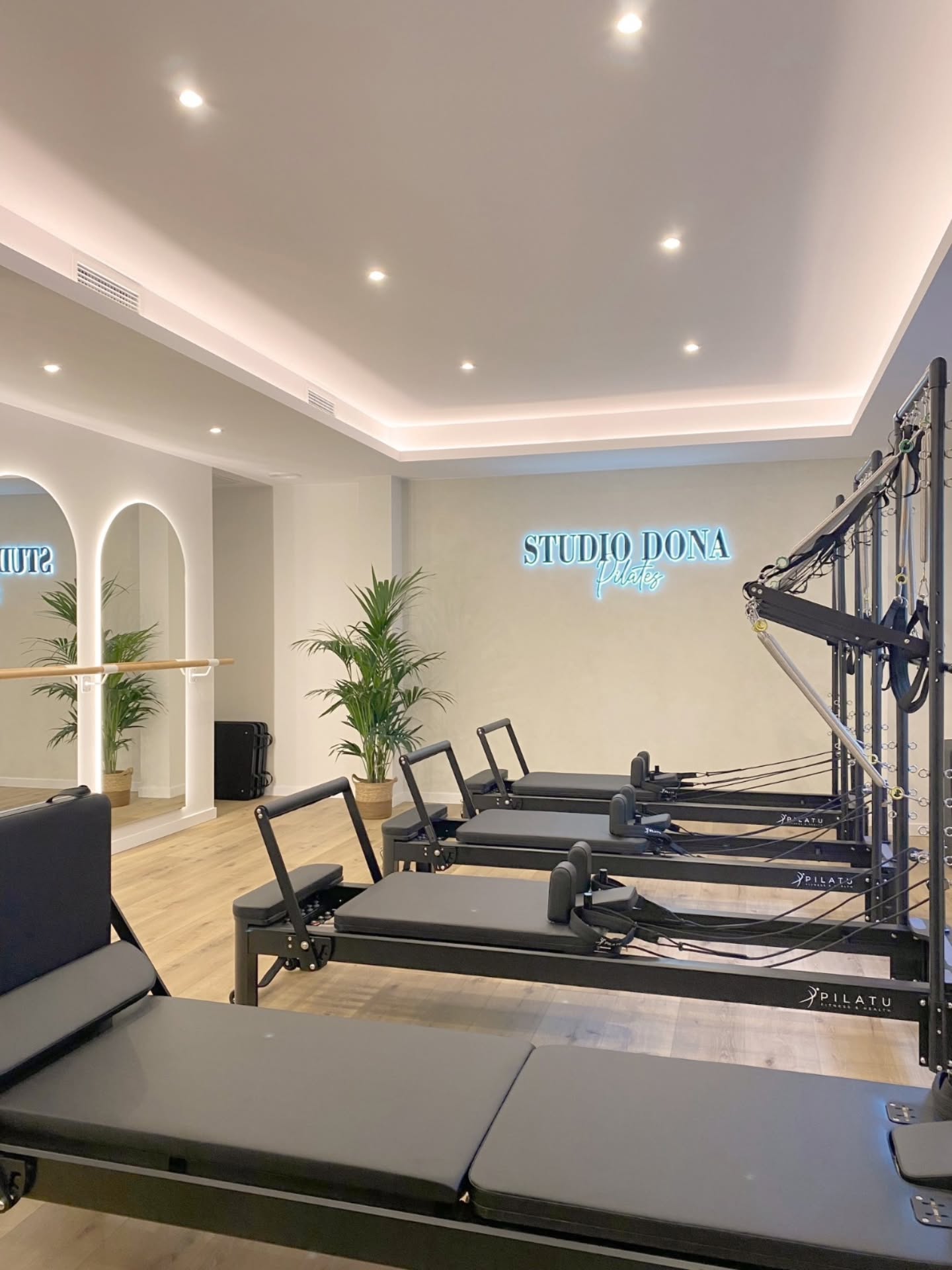 ✨ Nuevo proyecto en📍 Fraga ✨
🤍 Os presentamos Studio Dona, un nuevo espacio dedicado al bienestar y al cuidado integral de la mujer, donde se combinan disciplinas como el pilates, la nutrición y el cuidado de uñas en un entorno pensado para sentirse bien por dentro y por fuera.
📐 Desde nuestro despacho de arquitectura hemos acompañado este proyecto en todas sus fases, desarrollando el diseño, la licencia de actividad y la ejecución integral de la obra para transformar el local en un espacio funcional, acogedor y coherente con la identidad de la marca.
💡 La cuidada combinación de iluminación, materiales y una paleta cromática suave y armoniosa contribuye a generar una atmósfera serena y acogedora. La iluminación indirecta, integrada en el diseño del espacio, aporta calidez y confort visual, mientras que las soluciones constructivas y los materiales seleccionados mejoran significativamente el confort acústico.
🔇 La reducción del ruido exterior y el control de la reverberación eran aspectos clave del proyecto, especialmente en un espacio dedicado al bienestar, donde la tranquilidad, la concentración y la desconexión forman parte de la experiencia.
🧘♀️🥗💅 Cada elemento ha sido diseñado para favorecer la desconexión del ritmo cotidiano y ofrecer un entorno donde centrarse en el movimiento consciente, el cuidado personal y la salud. Un espacio que invita a dedicar tiempo a una misma, trabajando la fuerza, la flexibilidad y la tonificación del cuerpo, incorporando hábitos saludables a través de la nutrición y disfrutando de momentos de autocuidado.
🙏 Gracias a @studiodonafraga por confiar en nosotros para dar forma a este proyecto tan especial. 🤍
#ArquitecturaConSentido #Bienestar #DiseñoDeInteriores #ReformaIntegral #EspacioDiseño