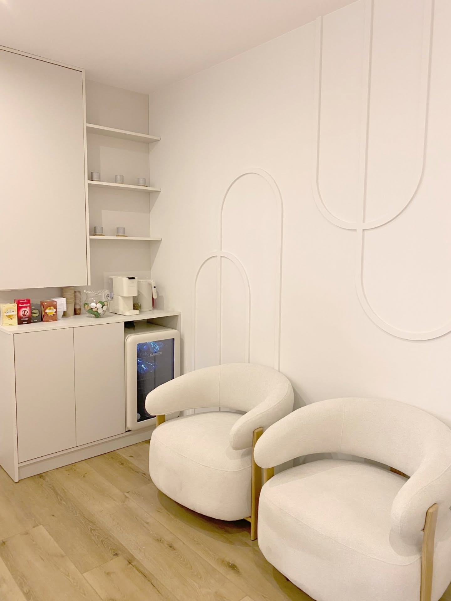 ✨ Nuevo proyecto en📍 Fraga ✨
🤍 Os presentamos Studio Dona, un nuevo espacio dedicado al bienestar y al cuidado integral de la mujer, donde se combinan disciplinas como el pilates, la nutrición y el cuidado de uñas en un entorno pensado para sentirse bien por dentro y por fuera.
📐 Desde nuestro despacho de arquitectura hemos acompañado este proyecto en todas sus fases, desarrollando el diseño, la licencia de actividad y la ejecución integral de la obra para transformar el local en un espacio funcional, acogedor y coherente con la identidad de la marca.
💡 La cuidada combinación de iluminación, materiales y una paleta cromática suave y armoniosa contribuye a generar una atmósfera serena y acogedora. La iluminación indirecta, integrada en el diseño del espacio, aporta calidez y confort visual, mientras que las soluciones constructivas y los materiales seleccionados mejoran significativamente el confort acústico.
🔇 La reducción del ruido exterior y el control de la reverberación eran aspectos clave del proyecto, especialmente en un espacio dedicado al bienestar, donde la tranquilidad, la concentración y la desconexión forman parte de la experiencia.
🧘♀️🥗💅 Cada elemento ha sido diseñado para favorecer la desconexión del ritmo cotidiano y ofrecer un entorno donde centrarse en el movimiento consciente, el cuidado personal y la salud. Un espacio que invita a dedicar tiempo a una misma, trabajando la fuerza, la flexibilidad y la tonificación del cuerpo, incorporando hábitos saludables a través de la nutrición y disfrutando de momentos de autocuidado.
🙏 Gracias a @studiodonafraga por confiar en nosotros para dar forma a este proyecto tan especial. 🤍
#ArquitecturaConSentido #Bienestar #DiseñoDeInteriores #ReformaIntegral #EspacioDiseño