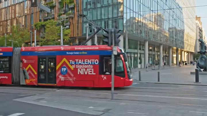 Lo que ves es un tranvía.
Lo que no ves son semanas de trabajo.
💡Detrás de un proyecto como este hay muchas decisiones que pasan desapercibidas: definir el mensaje adecuado, adaptar la creatividad a un soporte de más de 30 metros, trabajar la jerarquía visual, garantizar la legibilidad en movimiento y conseguir que la marca destaque en mitad de una ciudad llena de estímulos.
🚊En este caso, hemos tenido la oportunidad de desarrollar la creatividad y las aplicaciones de campaña para el @montessorizgza , llevando su mensaje a uno de los soportes publicitarios más visibles de la ciudad: el tranvía.
Porque comunicar bien no consiste únicamente en diseñar piezas atractivas.
🎯Consiste en entender qué necesita transmitir una marca y convertirlo en algo que las personas comprendan en cuestión de segundos.
El diseño se ve.
La estrategia es lo que hace que funcione.
#Branding #Creatividad #PublicidadExterior #DiseñoGráfico #MintaKeller