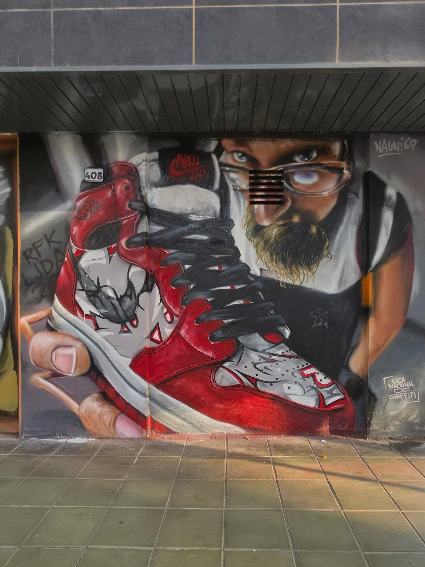 Tu elijes las zapatillas con las que quieres caminar tu camino...
Pillatelas Cómodas y que se adapten al camino, no te pongas las que no sean de tu talla...
NAU AIR o las SKETCH NAU no me decido si zapatillas o botines, pero sigo caminando
