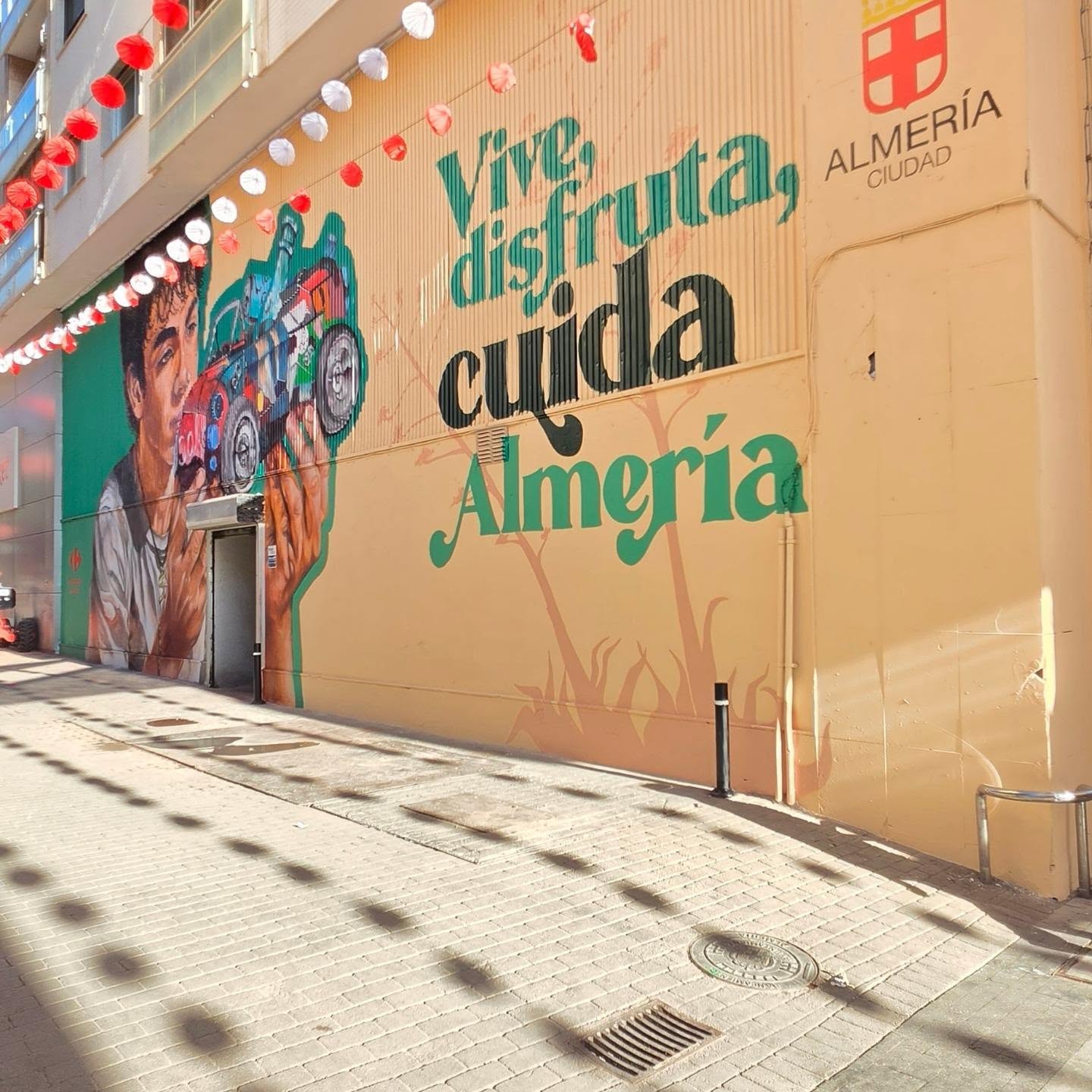 Vive, dişfruta, cuida Almeria
Desde el área d Sostenibilidad Medioambiental y Energética de el @aytoalm
He llevado a cabo este proyecto para concienciar y cuidar nuestro medio ambiente, con el lema "Vive, dişfruta, cuida Almeria" lo hemos puesto muy fácil , junto a @aurdiales1 queremos hacer incapie de que los residuos que generamos, pongamos cada uno a su contenedor, ya que podemos ayudar mucho, ya que casi todos los dias generamos muchos residuos individualmente, pues vamos a poner cada cosa en su sitio, verás que fácil y que buena acción hacéis.
Pasate a cazar el mural por
🧱C/ Castelar con C/ Francisco de Asís ( Almería)🧱
#feriaalmeria
#vivedisfrutacuidaalmeria
#nauni69
