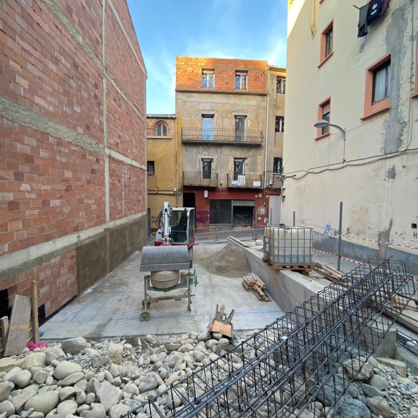 🏗️ Avanzan las obras de urbanización de la nueva plaza en Calle Mayor 15, frente a la Secanella del Topinaire.
Una actuación que permitirá dotar al casco histórico de un nuevo espacio público de esponjamiento, mejorando la accesibilidad y la calidad del entorno urbano, de la mano del @aytofraga y de Hormigones Fraga SL
Nuestra intervención en el proyecto:
📝 Redacción del proyecto básico y de ejecución
🏗️ Dirección de obra
🧱 Dirección de ejecución material
👷 Coordinación de seguridad y salud
Seguimos avanzando en la transformación y mejora de nuestros espacios urbanos.
#Urbanismo #EspacioPúblico #Arquitectura #ArquitecturaCivil #CascoHistórico