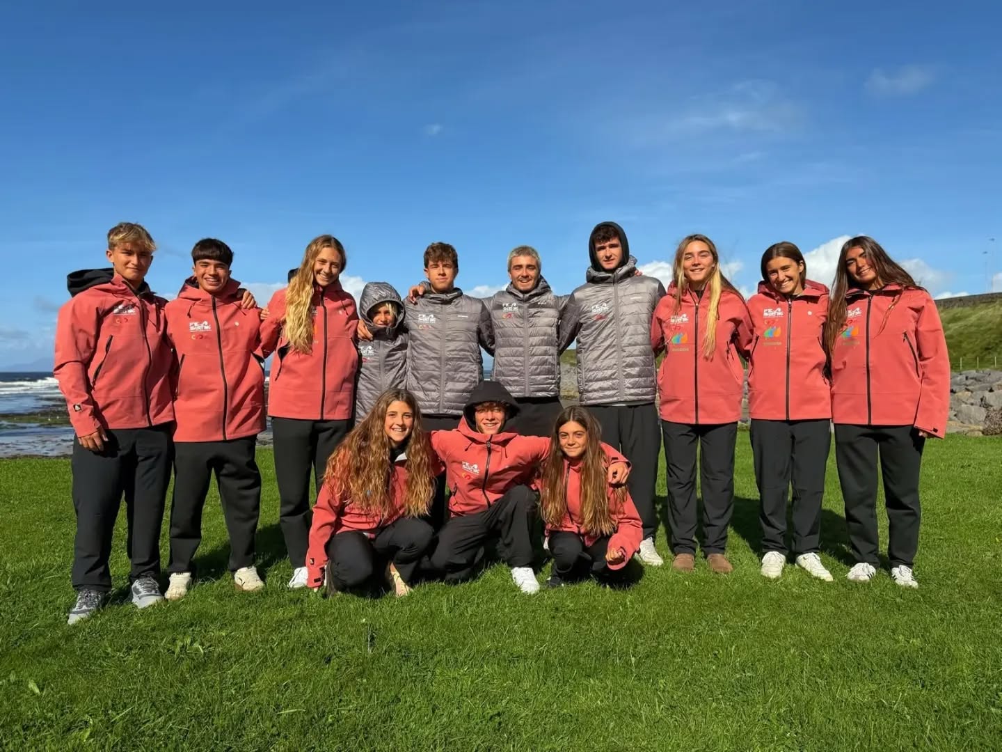 ¡Arranca el EuroSurf Junior 2026 en Bundoran!
Después de varios días de preparación y adaptación a las condiciones del mar irlandés, la Selección Española Júnior afronta hoy sus primeras mangas del Campeonato de Europa.
🔥20 selecciones y más de 200 deportistas competirán hasta el 4 de octubre entre The Peak y Tullan Strand.
Hoy, seis de los nuestros entran al agua 👇
📍 THE PEAK
@alejo_linares_15
Surf Sub 18 · Ronda 1 · Manga 4
11:33 - ESP
@ugaitzzenarrutzabeitia
Surf Sub18 · Ronda 1 · Manga 8
12:57 - ESP
@alejovalido
Surf Sub18 · Ronda 1 · Manga 9
13:18 - ESP
📍 TULLAN STRAND
@daanielaalonso_
Surf Sub18 · Ronda 1 · Manga 4
11:33 - ESP
@julieta_rovimar
Surf Sub18 · Ronda 1 · Manga 5
11:54 - ESP
@noraalvarezsurf
Surf Sub18 · Ronda 1 · Manga 9
13:18 - ESP
Y por la tarde llegará otro de los grandes momentos del día: la ceremonia oficial de apertura y la tradicional ceremonia de las arenas. 🇪🇸🌍
@alejo_linares_15 será el abanderado de la Selección Española y @julieta_rovimar portará la arena de nuestro equipo, procedente de la playa del Sardinero, en Cantabria. 🙌
¡Empieza el Europeo!
¡Vamos equipo! ¡Vamos España! 🇪🇸🌊
#FS26 #TeamEspaña #EuroSurfJunior FESurfing Bundoran
@coe_es
@deportegob
@surfingpuntoes_
@iberdrola
@federacionasturianadesurfing
@federacion_melillense_surf
@fgsurf
@federacion_surf_region_murcia
@fsurfcat
@fecansurf
@fedcantabrasurf
@siroko
@eqlove