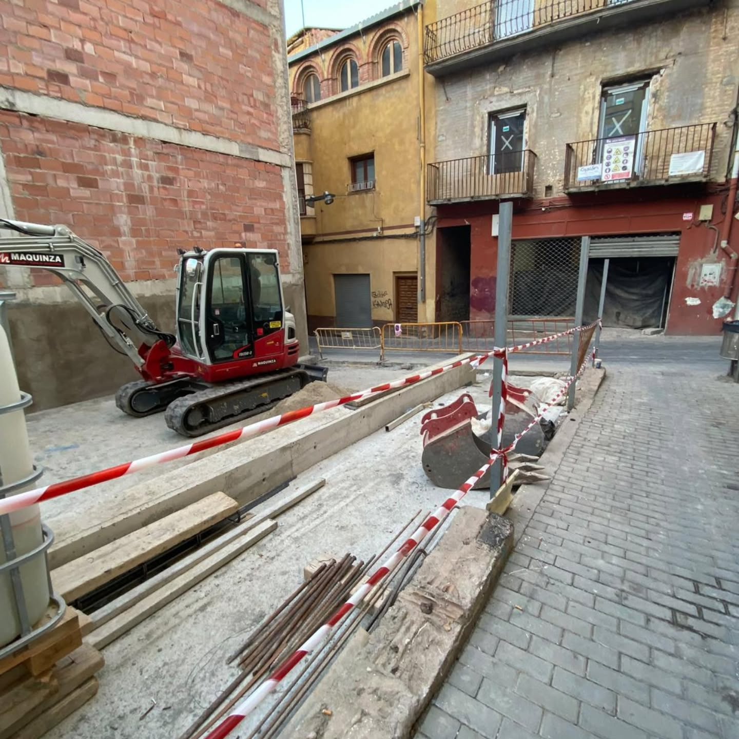 🏗️ Avanzan las obras de urbanización de la nueva plaza en Calle Mayor 15, frente a la Secanella del Topinaire.
Una actuación que permitirá dotar al casco histórico de un nuevo espacio público de esponjamiento, mejorando la accesibilidad y la calidad del entorno urbano, de la mano del @aytofraga y de Hormigones Fraga SL
Nuestra intervención en el proyecto:
📝 Redacción del proyecto básico y de ejecución
🏗️ Dirección de obra
🧱 Dirección de ejecución material
👷 Coordinación de seguridad y salud
Seguimos avanzando en la transformación y mejora de nuestros espacios urbanos.
#Urbanismo #EspacioPúblico #Arquitectura #ArquitecturaCivil #CascoHistórico