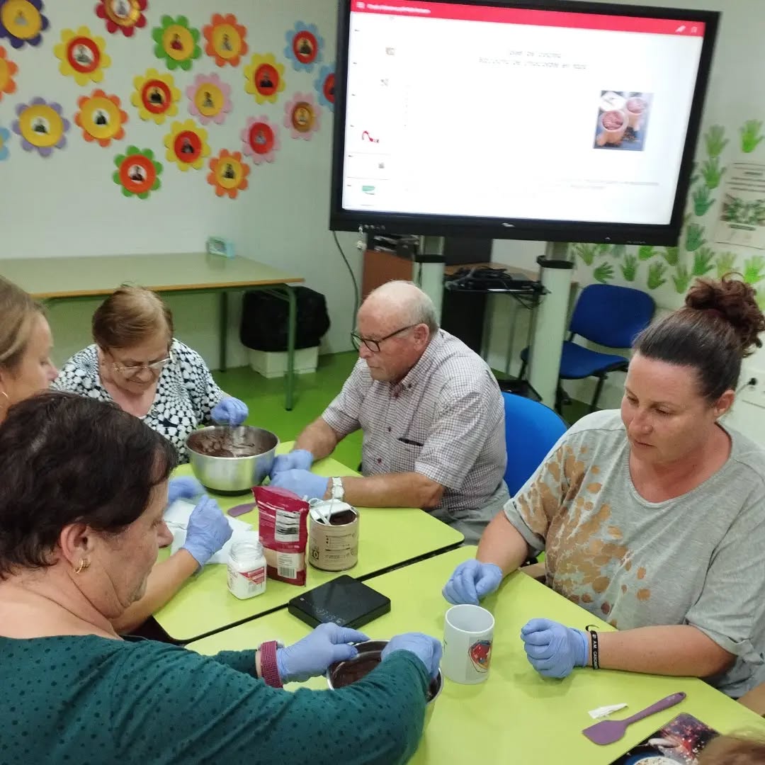 🍰👩🍳 Taller de cocina saludable en AFA Novelda 💚
Ayer disfrutamos de una tarde muy especial compartiendo cocina, risas ...