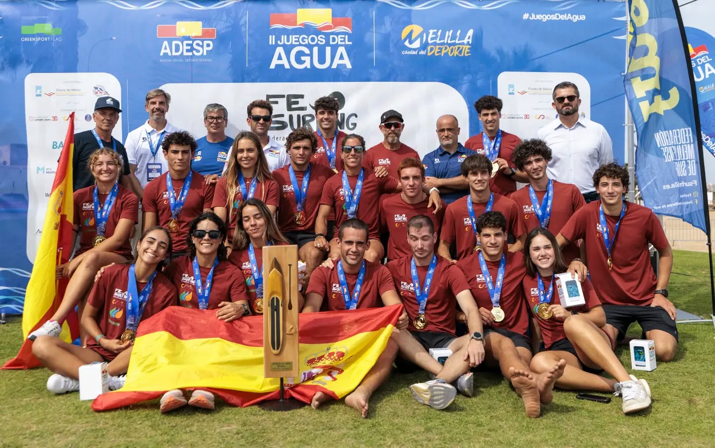 ¡ESPAÑA, CAMPEONA DE EUROPA DE SUP!
¡Lo hemos vuelto a hacer! 🔥🌊
La Selección Española revalida en Melilla el título de CAMPEONA DE EUROPA por selecciones y vuelve a situarse en lo más alto del SUP continental.
Y qué mejor manera de cerrar el EuroSUP 2026 que con una victoria en el TEAM RELAY. 🥇
🇪🇸 El equipo formado por @aaron_ssanchez , @espe.bs , @rubencantoral_ , @albafrey se impuso en la última prueba del campeonato para poner el broche a cuatro jornadas de Técnica, Sprint, Larga Distancia y Relevos.
🏆 CLASIFICACIÓN FINAL
🥇 ESPAÑA 🇪🇸
🥈 Francia 🇫🇷
🥉 Italia 🇮🇹
4️⃣ Dinamarca 🇩🇰
Un título construido entre TODOS.
Cada carrera, cada resultado y cada punto conseguido en Melilla, junto a los logrados previamente en SUP Olas en Salinas, han contribuido a que España vuelva a ser CAMPEONA DE EUROPA. 💪
Veteranos y debutantes. Deportistas y cuerpo técnico. Un grupo que ha vuelto a demostrar que la mayor fortaleza de esta Selección está en el equipo.
Gracias también a Melilla por la acogida durante estos días y a todas las personas e instituciones que han hecho posible este EuroSUP dentro de los II Juegos del Agua.
¡ENHORABUENA, EQUIPO!
🇪🇸🏆 CAMPEONES DE EUROPA 2026 🏆🇪🇸
@manu_hoyuela
@delosreyes._
@alazneaurreko
@julieta_rovimar
@julieta_rovimar
@rbasilio._
@sergiocantoral_
@ivipuente_
@aaron_ssanchez
@manu_hoyuela
@antonioomorilloo
@lluis.perotti
@albafrey
@alexiaasoto_
@dunagordillo
@espe.bs
@dani_folgui_sup
@rubencantoral_
@danisenoglu
@nuria_chiquero
@evi09_sup
#FS26 #TeamEspaña #EUROSUP26 #JuegosDelAgua #Melilla
@coe_es
@deportegob
@surfingpuntoes_
@iberdrola
@federacionasturianadesurfing
@fgsurf
@federacion_surf_region_murcia
@fsurfcat
@fecansurf
@fedcantabrasurf
@siroko