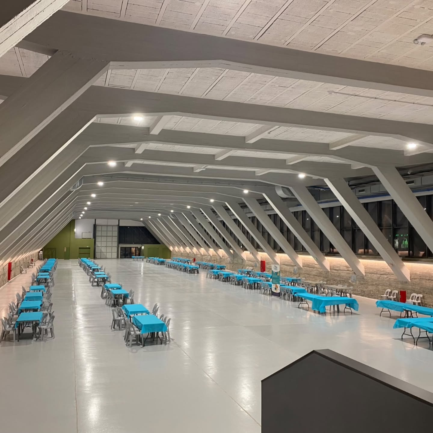 🏗️ Una semana de arquitectura, innovación y nuevas ideas.
Estos días hemos salido del estudio para seguir aprendiendo, descubrir tendencias y compartir experiencias con otros profesionales:
🛋️ Feria Hábitat València · Diseño, mobiliario, iluminación, interiorismo, materiales y nuevas tendencias.
🏠 SiAA Barbastro · Construcción industrializada y nuevas propuestas de vivienda prefabricada.
🧱 Saltoki · Soluciones técnicas en prefabricación y fachadas ventiladas.
🤝 Encuentro anual de arquitectos de Lleida · Visita al rehabilitado Palau de Vidre, networking y encuentro entre compañeros.
💡 Cuatro citas, un mismo objetivo: estar al día para aportar nuevas ideas y soluciones a nuestros proyectos.
📍 Desde Fraga, seguimos aprendiendo, conectando e inspirándonos.
#Arquitectura #Innovación #Diseño #Construcción #Networking